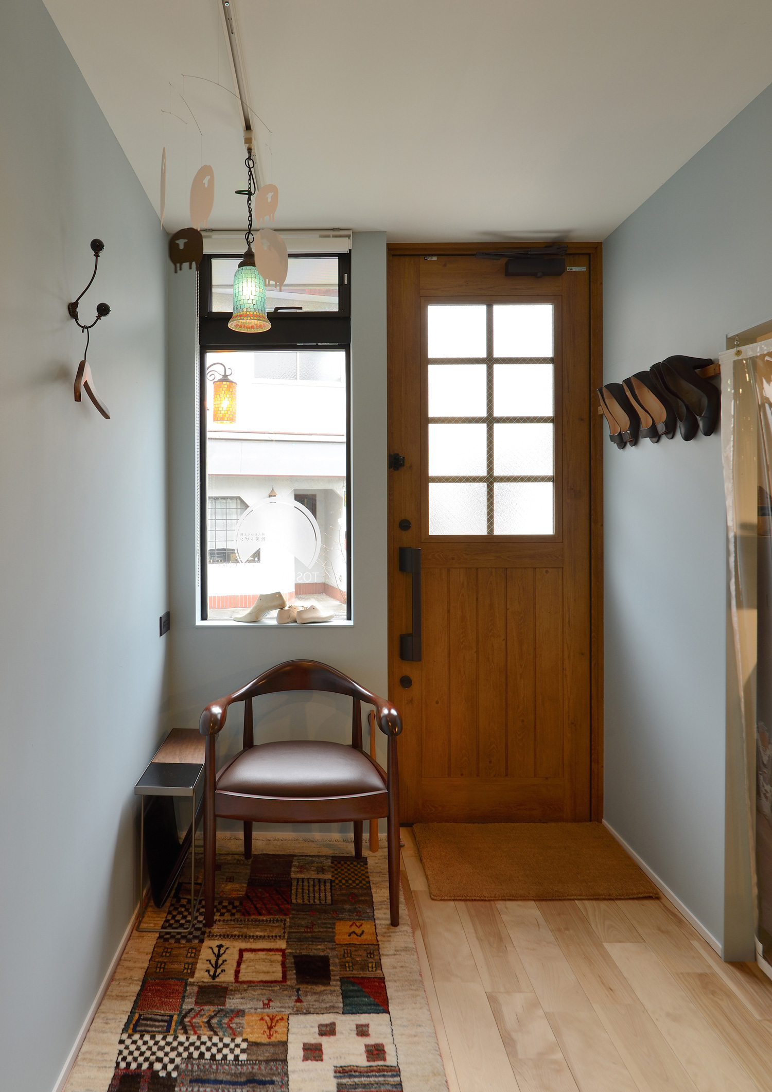 ガラス窓付きの木の扉を取り付けたアンティーク調の玄関・デザイン住宅 注文住宅・デザイン住宅建築実例_『CASE461 眺める家』_店舗