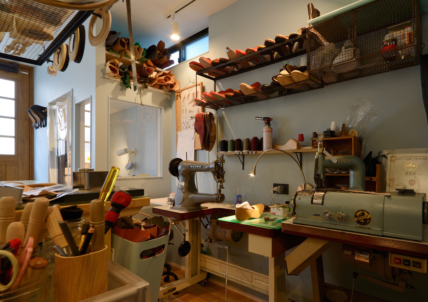 水色のクロスでアンティーク調のインテリアのある工房・デザイン住宅 注文住宅・デザイン住宅建築実例_『CASE461 眺める家』_店舗