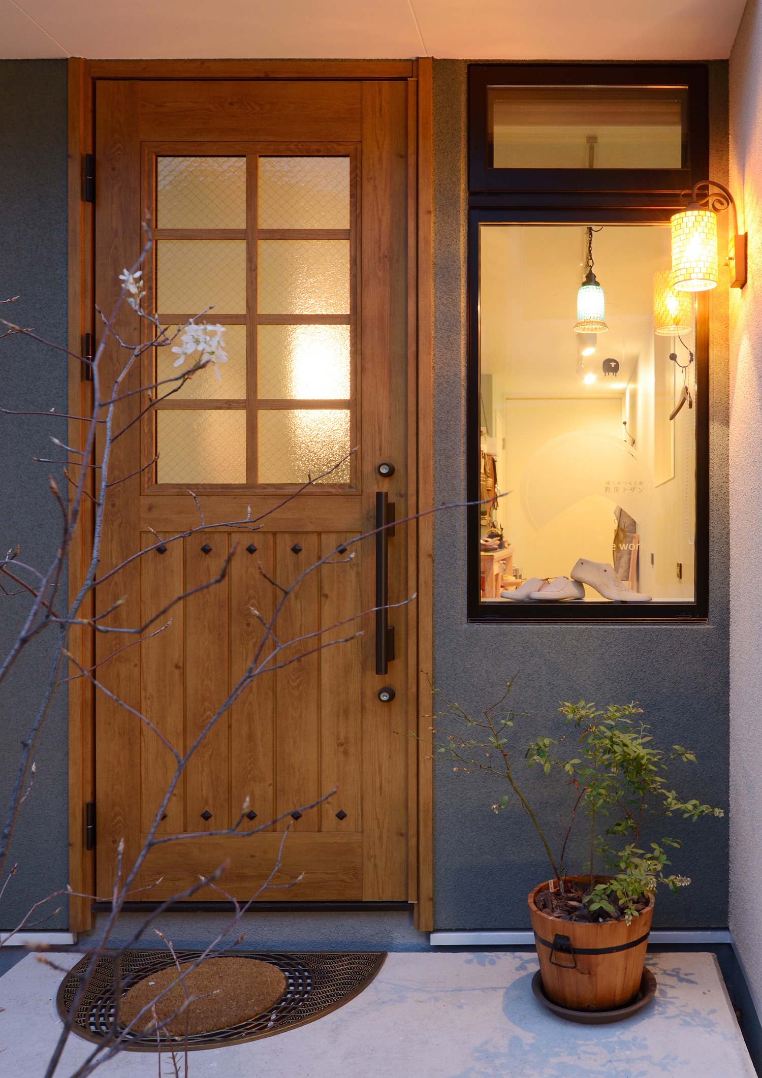 ガラス窓付きのアンティーク調の扉を取り付けた可愛らしい玄関・デザイン住宅 注文住宅・デザイン住宅建築実例_『CASE461 眺める家』_外観