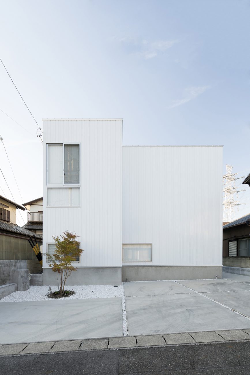 デザイン住宅建築実例_外観・注文住宅『CASE483 カバザクラノイエ』の建築実例・施⼯例の写真・建物外観全体 注文住宅・デザイン住宅建築実例_『CASE483 カバザクラノイエ』_外観