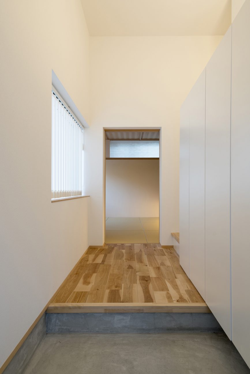 扉付きの白いシューズボックスがあるシンプルな玄関・デザイン住宅 注文住宅・デザイン住宅建築実例_『CASE483 カバザクラノイエ』_玄関