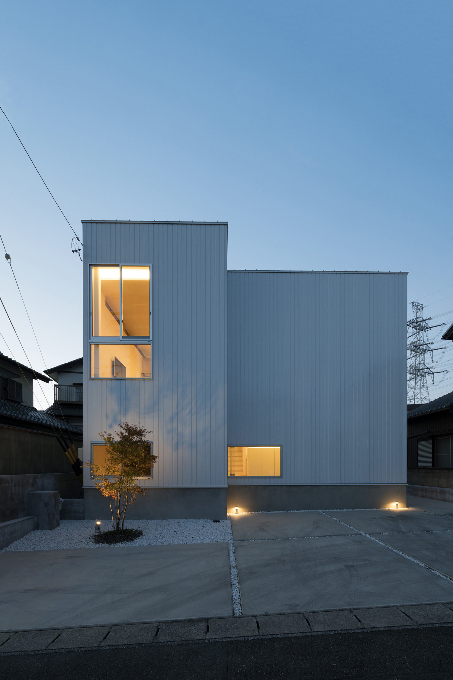 白い外壁の家の前にライトアップされた植栽がある様子・デザイン住宅 注文住宅・デザイン住宅建築実例_『CASE483 カバザクラノイエ』_外観