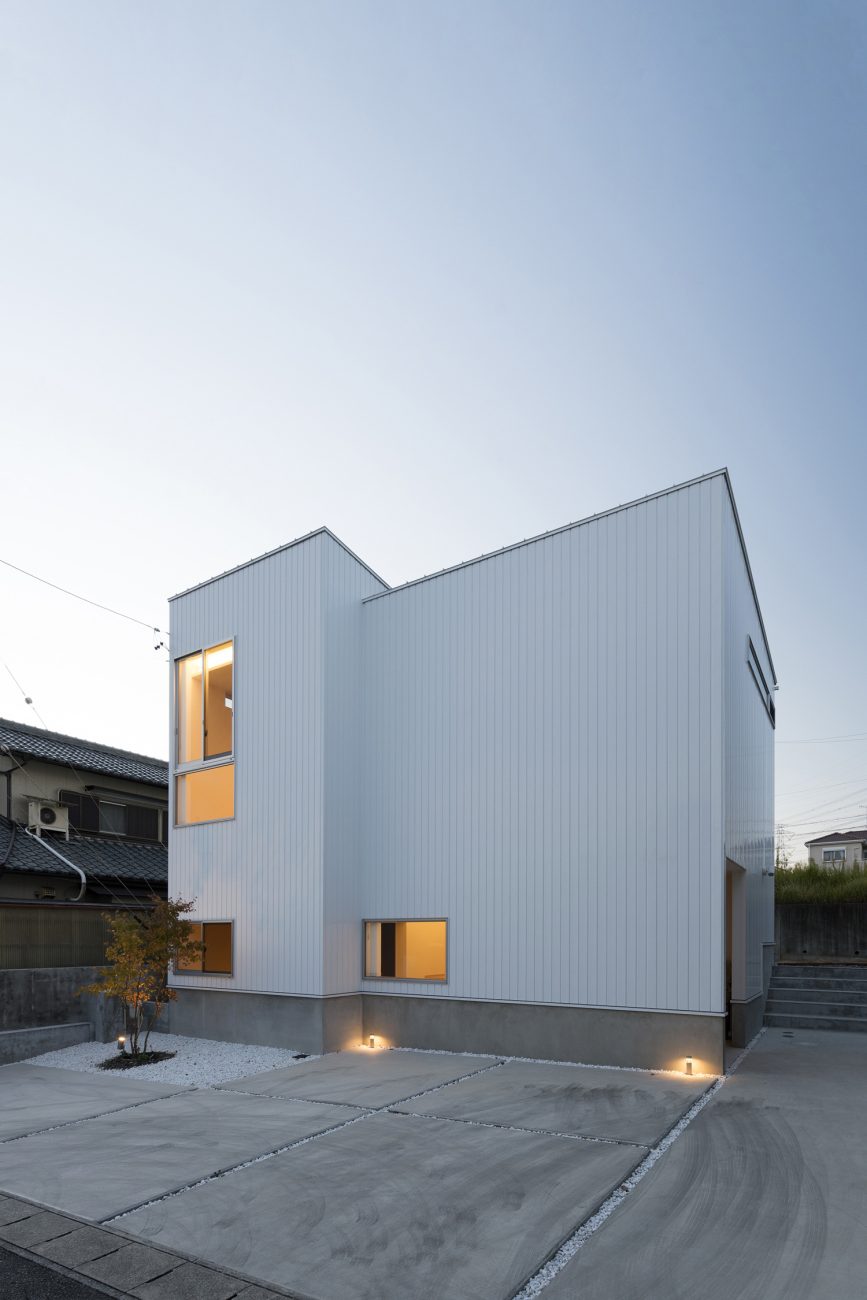 白い外壁でシンプルなキューブ状の外観の家・デザイン住宅 注文住宅・デザイン住宅建築実例_『CASE483 カバザクラノイエ』_外観
