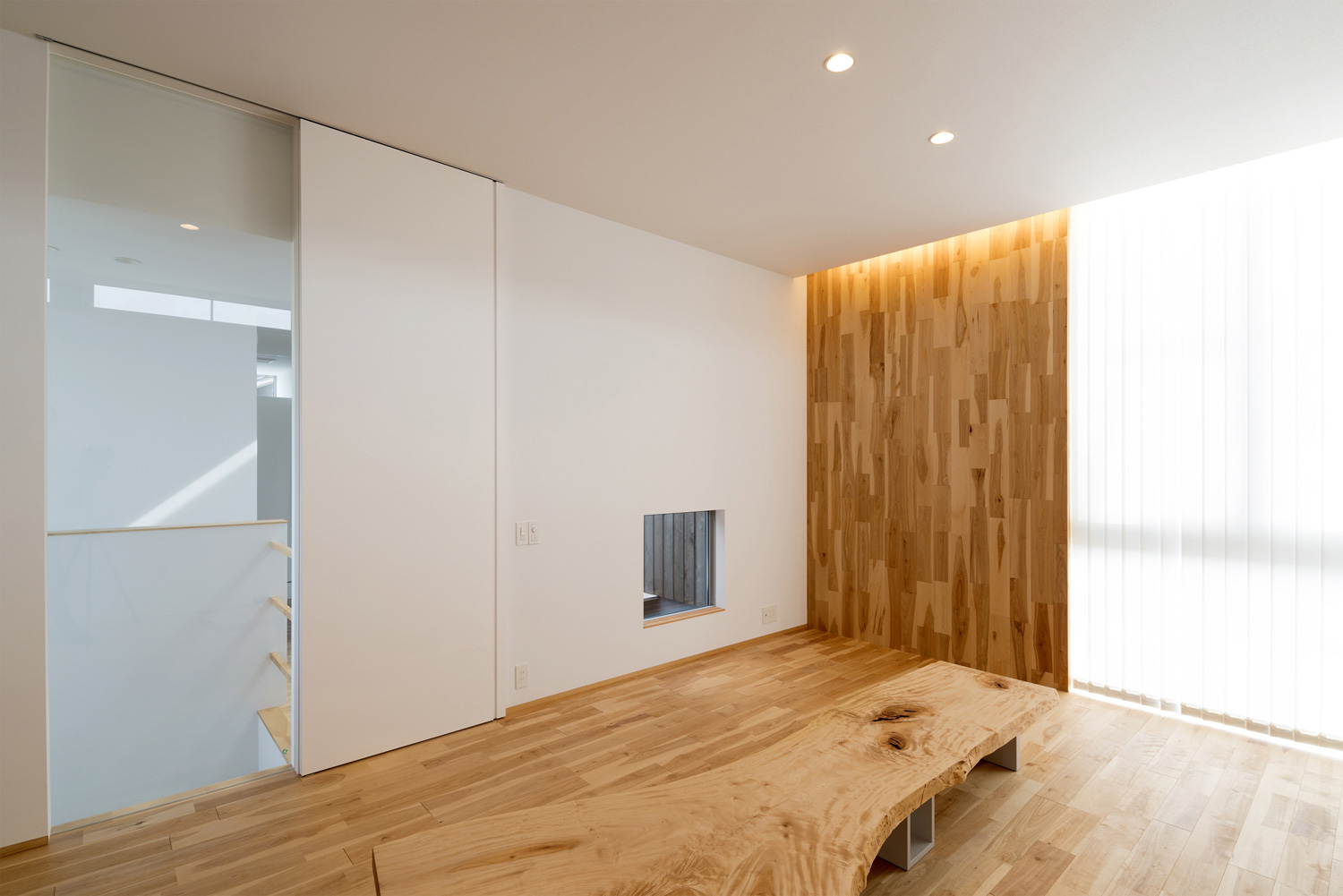 木のアクセントウォールに間接照明を取り付けた温かみのあるLDK・デザイン住宅 注文住宅・デザイン住宅建築実例_『CASE483 カバザクラノイエ』_LDK