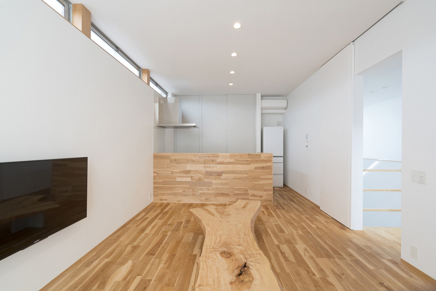 木の腰壁付きキッチンがあるシンプルでナチュラルなLDK・デザイン住宅 注文住宅・デザイン住宅建築実例_『CASE483 カバザクラノイエ』_キッチン