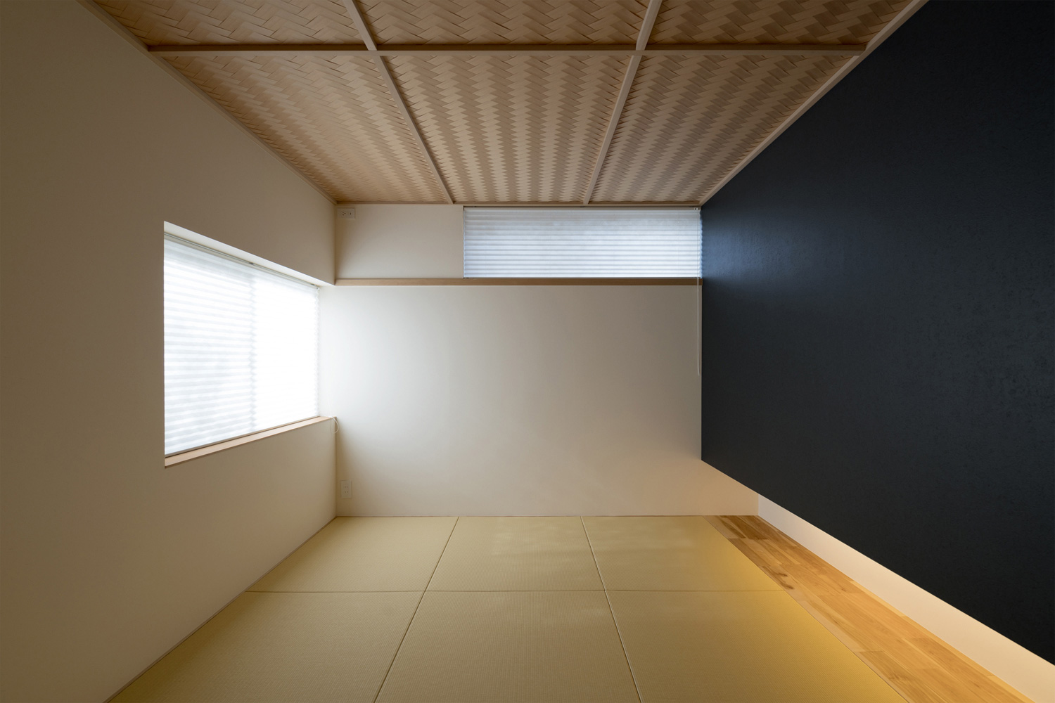 窓やネイビーのアクセントクロスがある和室・デザイン住宅 注文住宅・デザイン住宅建築実例_『CASE483 カバザクラノイエ』_和室