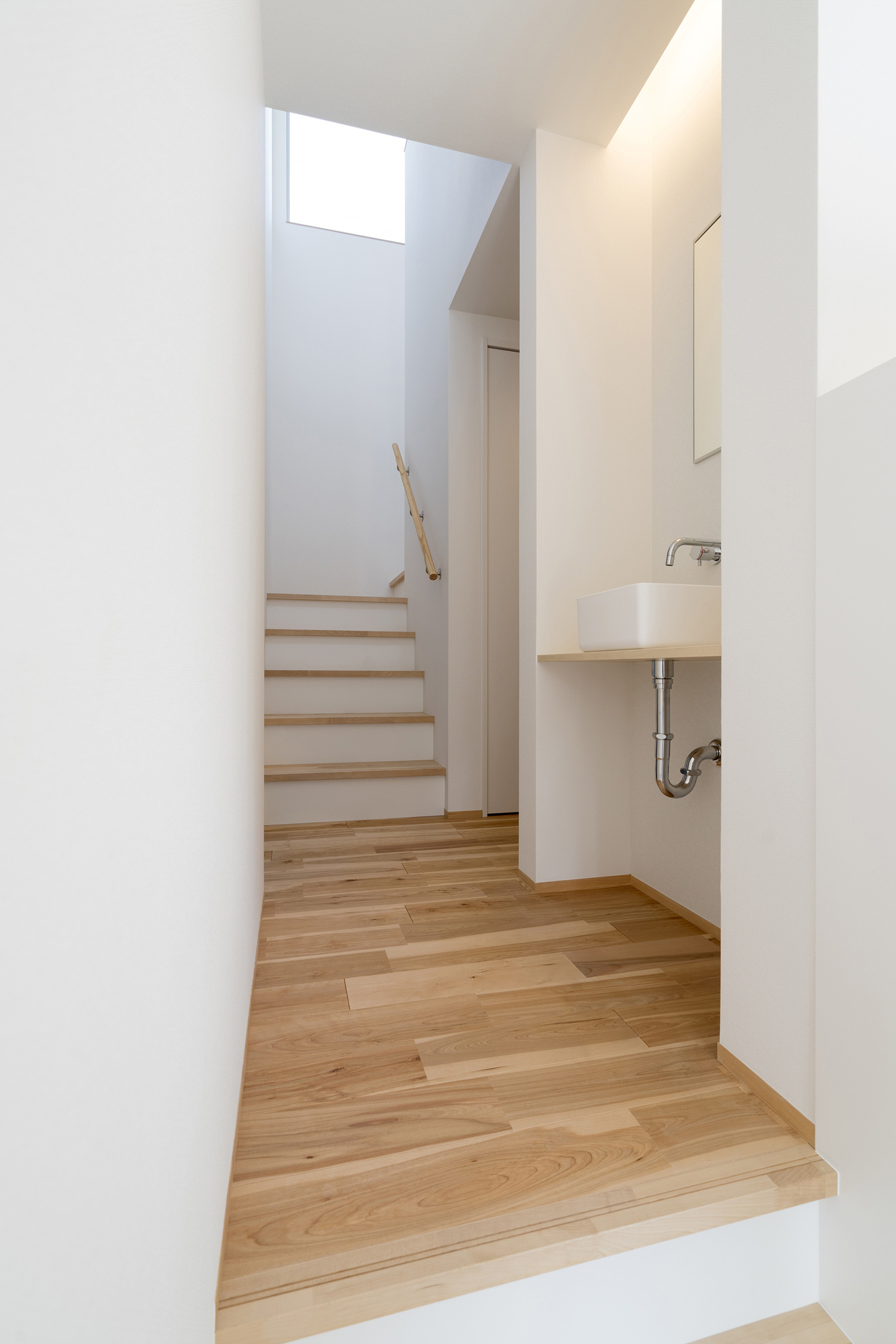 手洗いカウンターのある箱型階段の踊り場・デザイン住宅 注文住宅・デザイン住宅建築実例_『CASE483 カバザクラノイエ』_階段