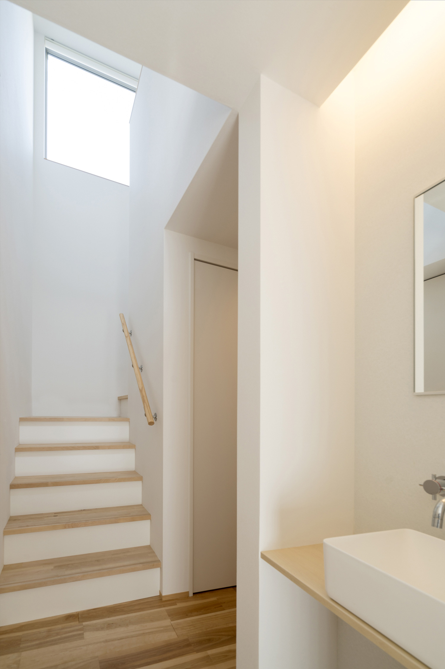 白と木材でまとめたシンプルでおしゃれな階段のある廊下・デザイン住宅 注文住宅・デザイン住宅建築実例_『CASE483 カバザクラノイエ』_階段