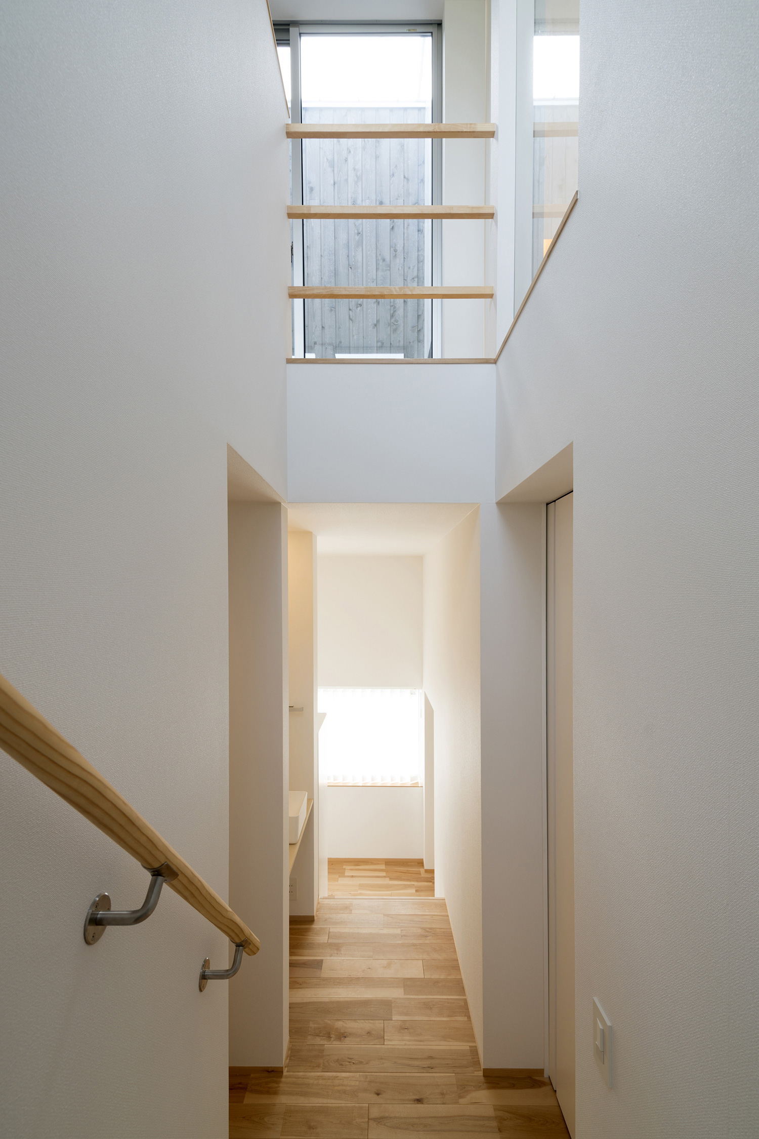 突き当りに窓がある吹き抜けの階段・デザイン住宅 注文住宅・デザイン住宅建築実例_『CASE483 カバザクラノイエ』_階段