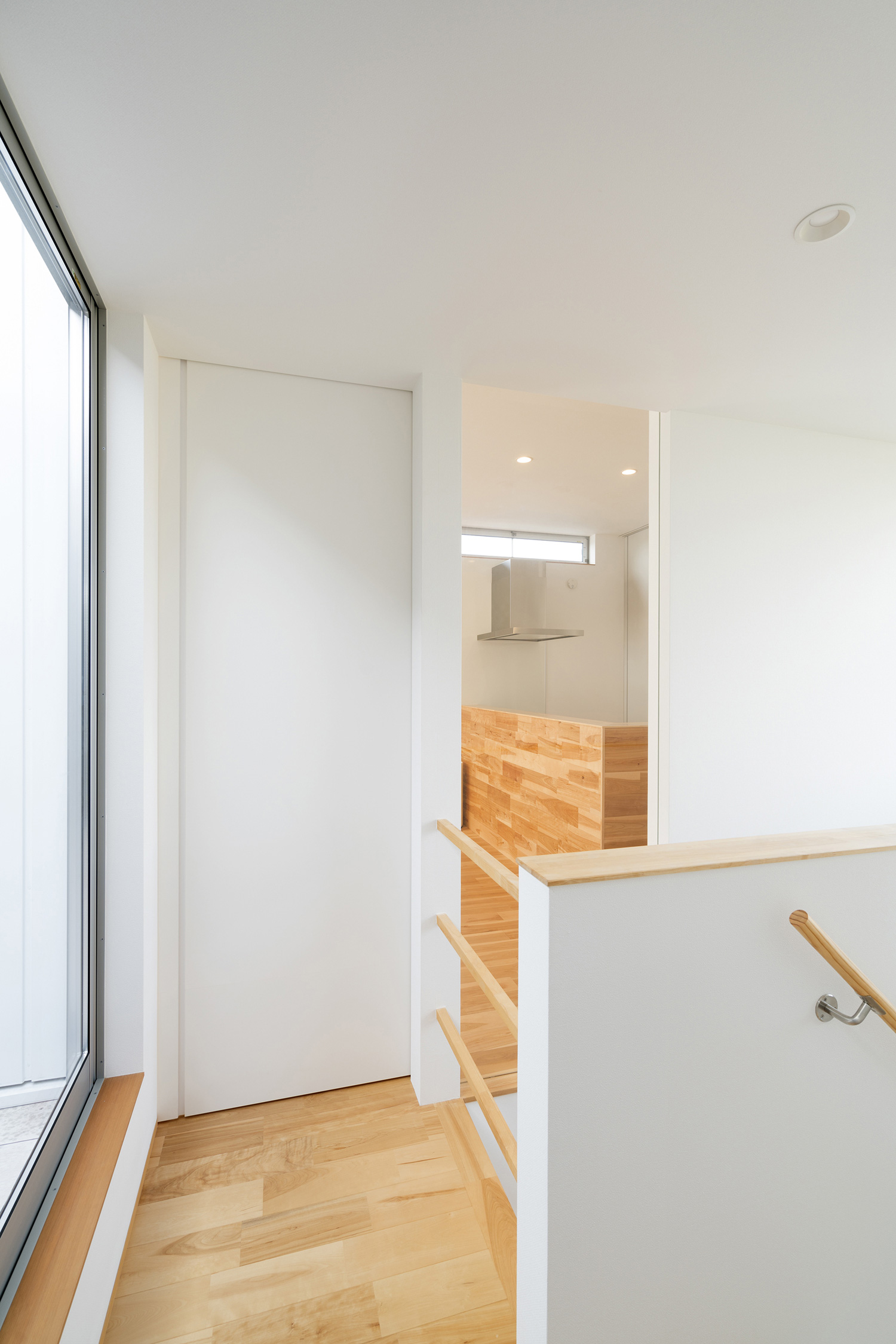 白と木材のインテリアでまとめて、窓を取り付けた明るい廊下・デザイン住宅 注文住宅・デザイン住宅建築実例_『CASE483 カバザクラノイエ』_階段