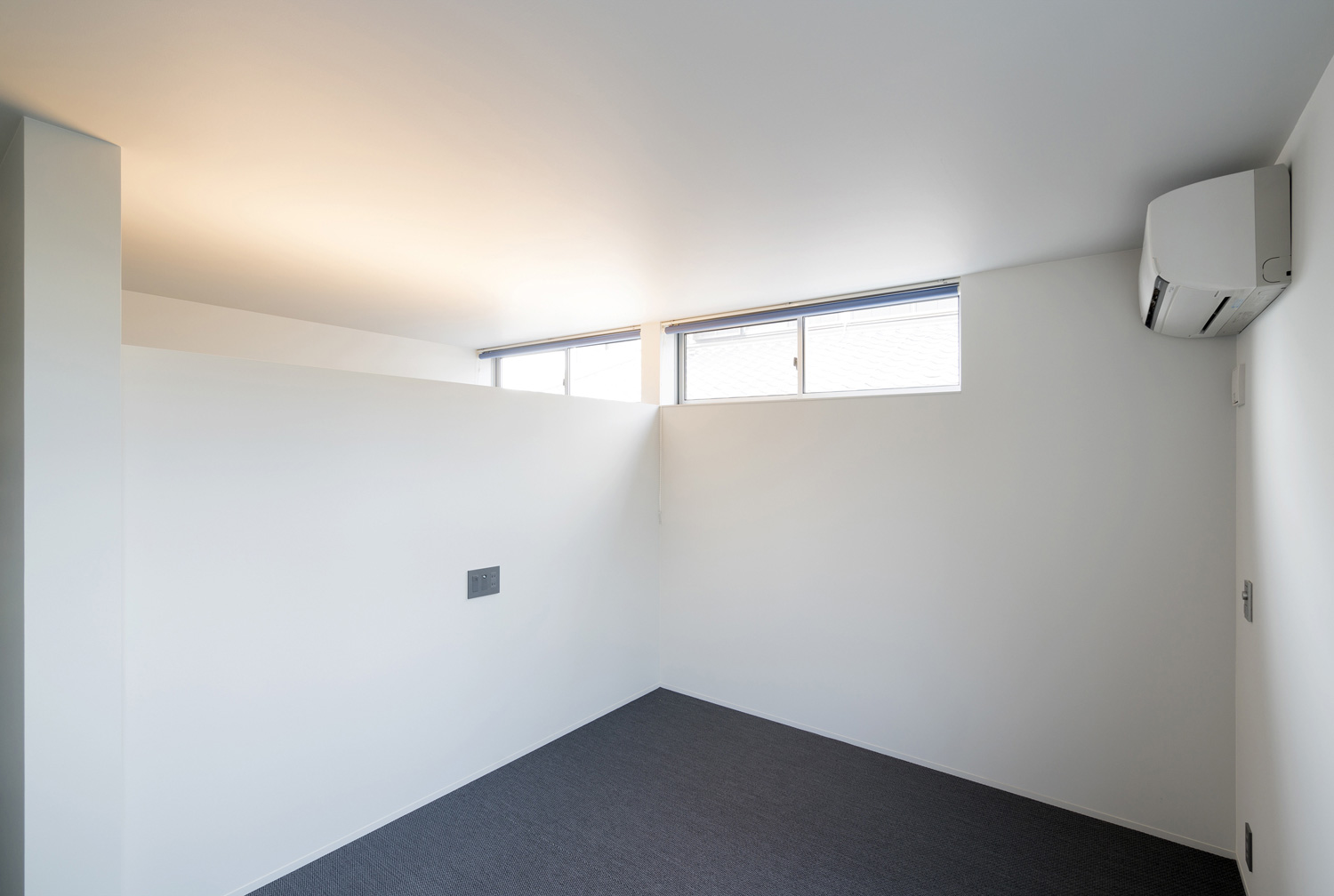 天井近くにスリット窓を取り付けたシンプルで明るい寝室・デザイン住宅 注文住宅・デザイン住宅建築実例_『CASE483 カバザクラノイエ』_寝室