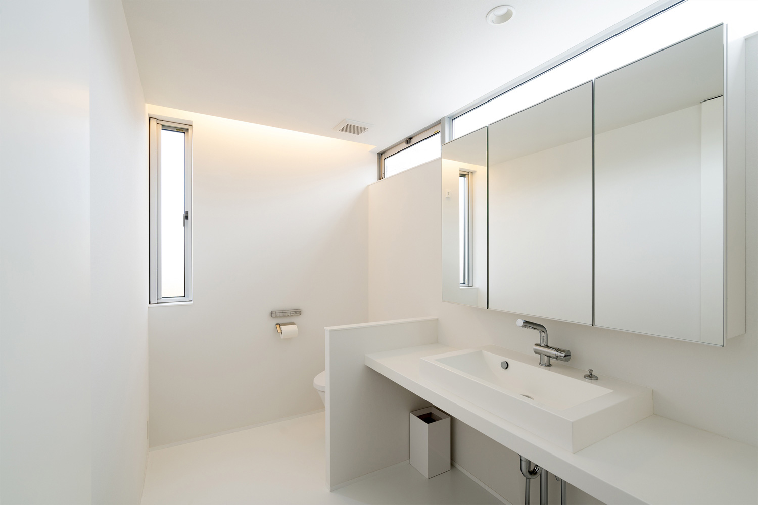 トイレと一体となった広々とした洗面所・デザイン住宅 注文住宅・デザイン住宅建築実例_『CASE483 カバザクラノイエ』_浴室・洗面所