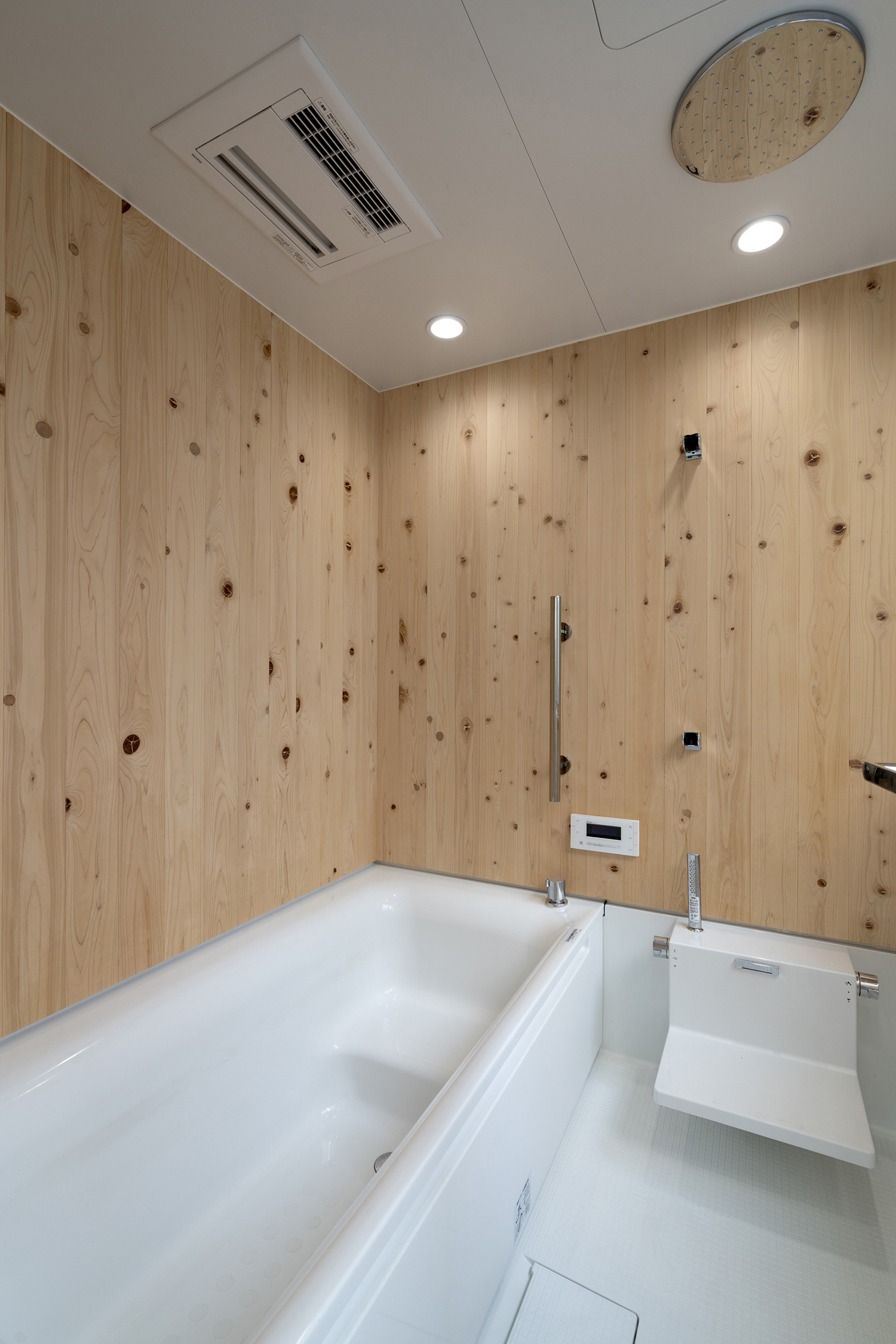 木目の壁で白いバスタブがある浴室・デザイン住宅 注文住宅・デザイン住宅建築実例_『CASE483 カバザクラノイエ』_浴室・洗面所