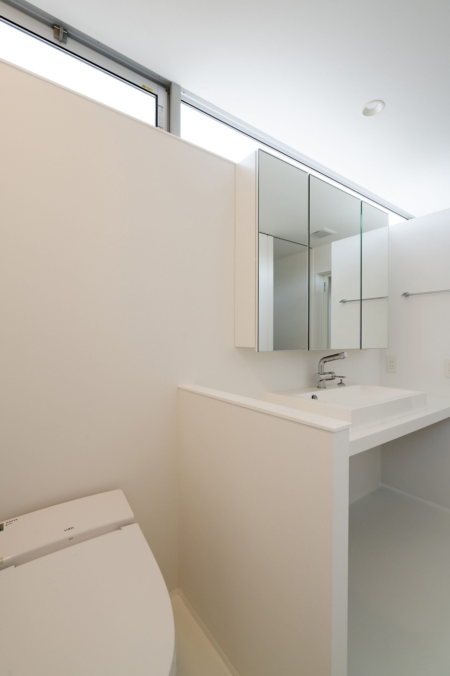 洗面所と一体となったシンプルで清潔感のあるトイレ・デザイン住宅 注文住宅・デザイン住宅建築実例_『CASE483 カバザクラノイエ』_トイレ