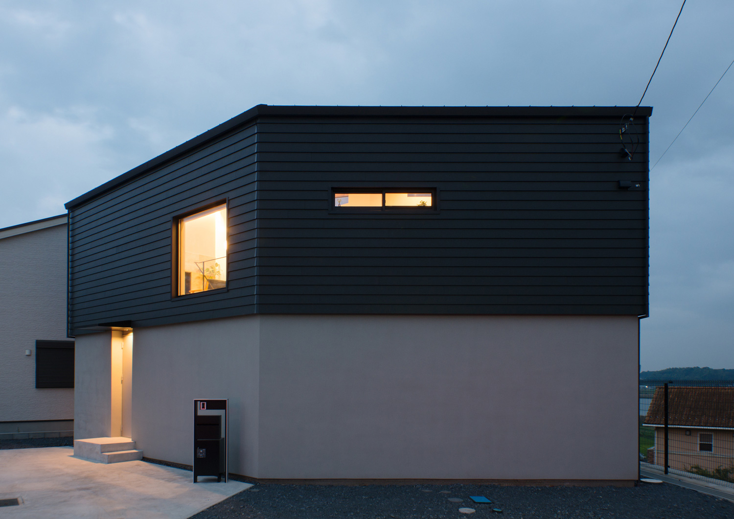 小さな窓が取り付けれられたシンプルな外観の家・デザイン住宅 注文住宅・デザイン住宅建築実例_『CASE484 やまのいえ』_外観