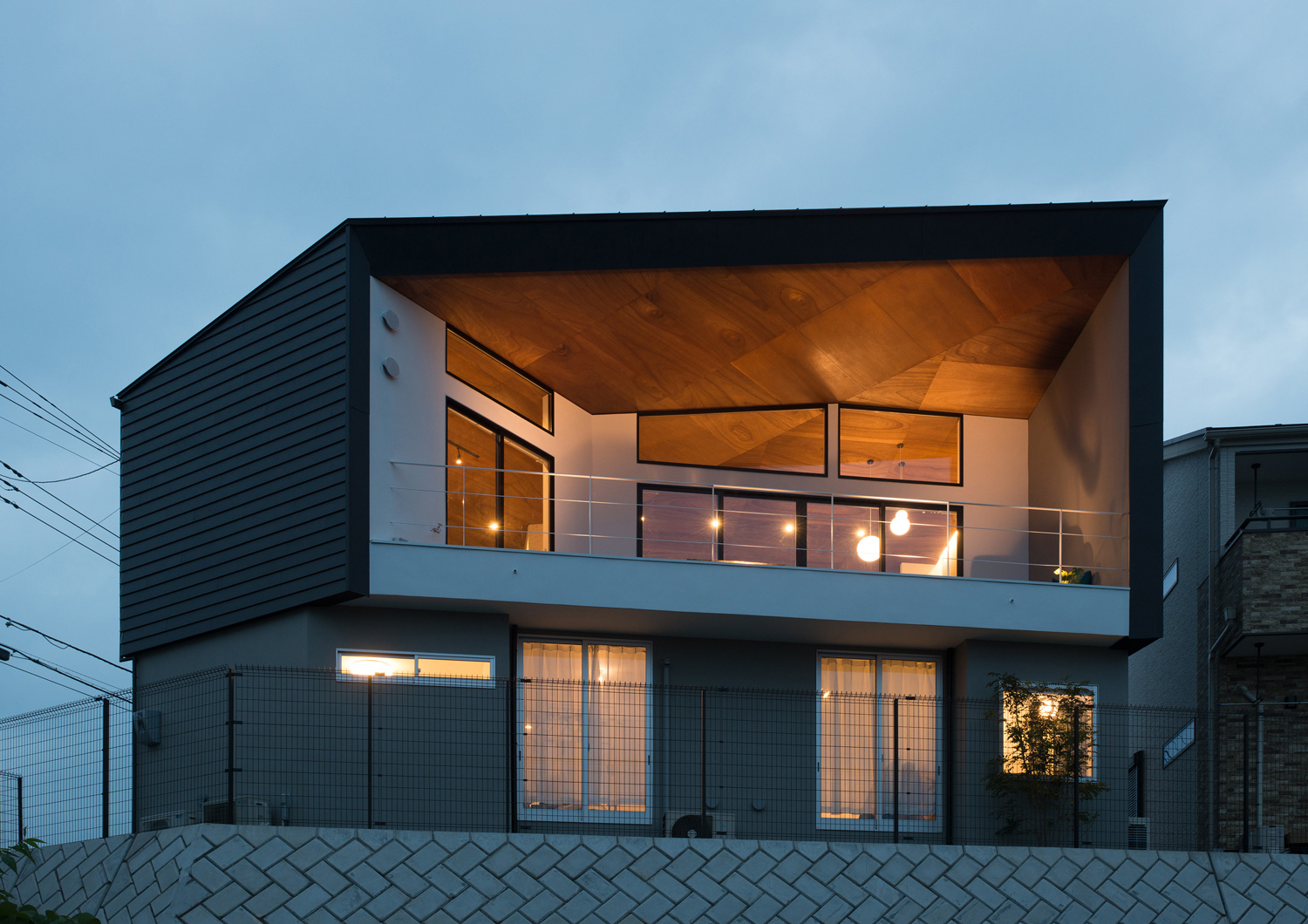 木目の軒天井のバルコニーがある高台の住宅・デザイン住宅 注文住宅・デザイン住宅建築実例_『CASE484 やまのいえ』_外観