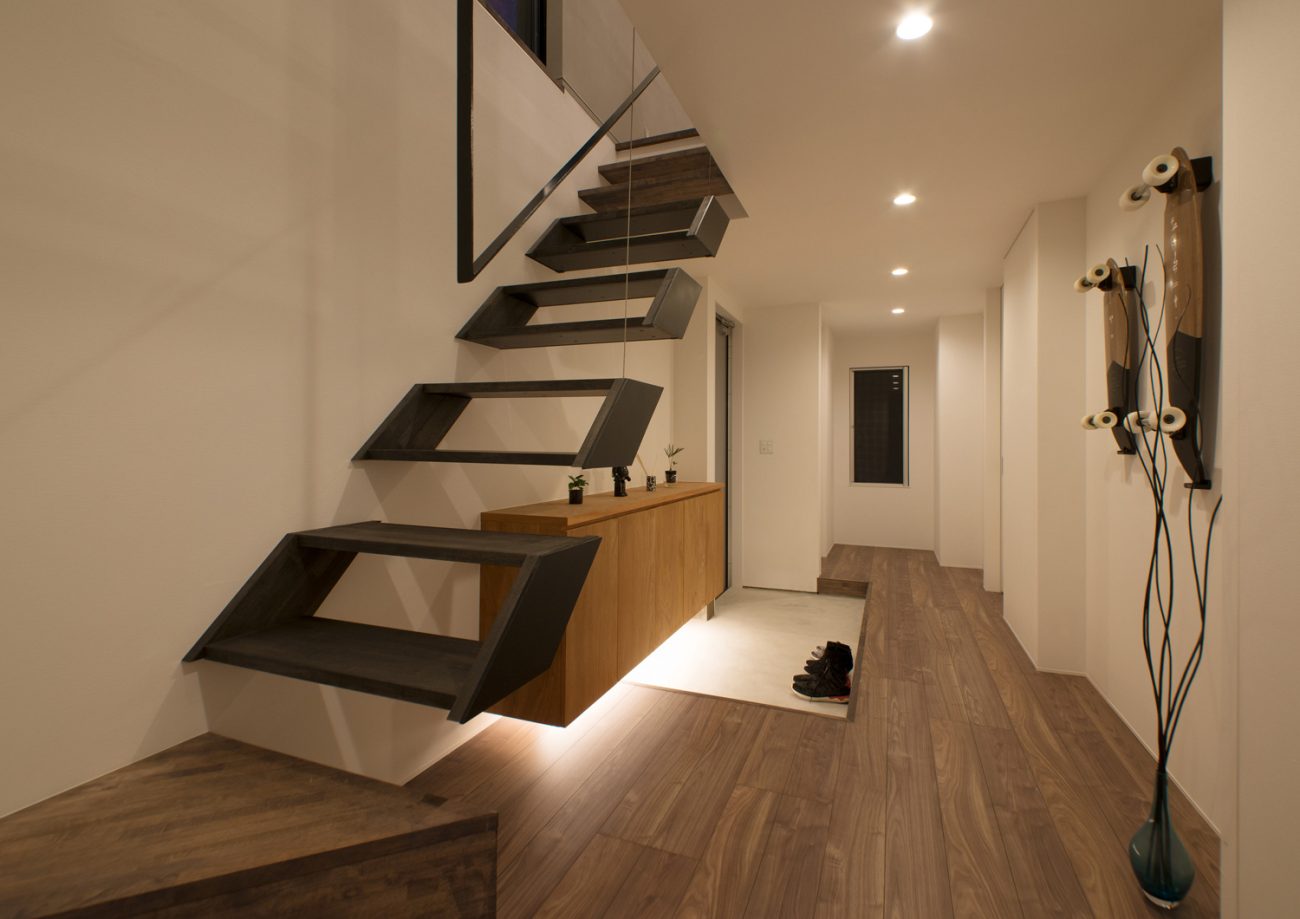 シューズボックスの下に間接照明を取り付けワイヤーで吊るした階段がある玄関・デザイン住宅 注文住宅・デザイン住宅建築実例_『CASE484 やまのいえ』_玄関