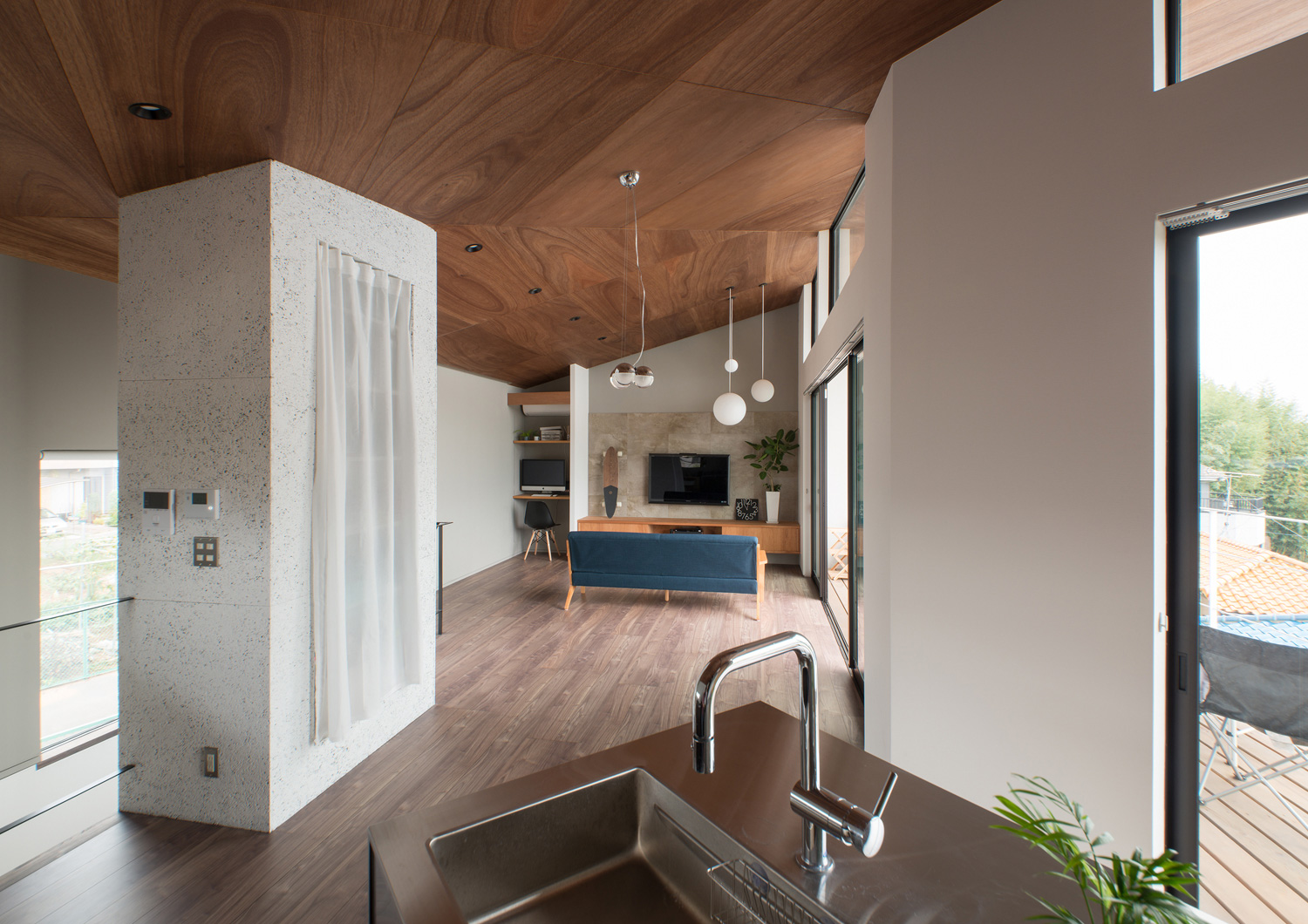 バルコニーを囲むように窓が取り付けられている木目の天井のLDK・デザイン住宅 注文住宅・デザイン住宅建築実例_『CASE484 やまのいえ』_LDK