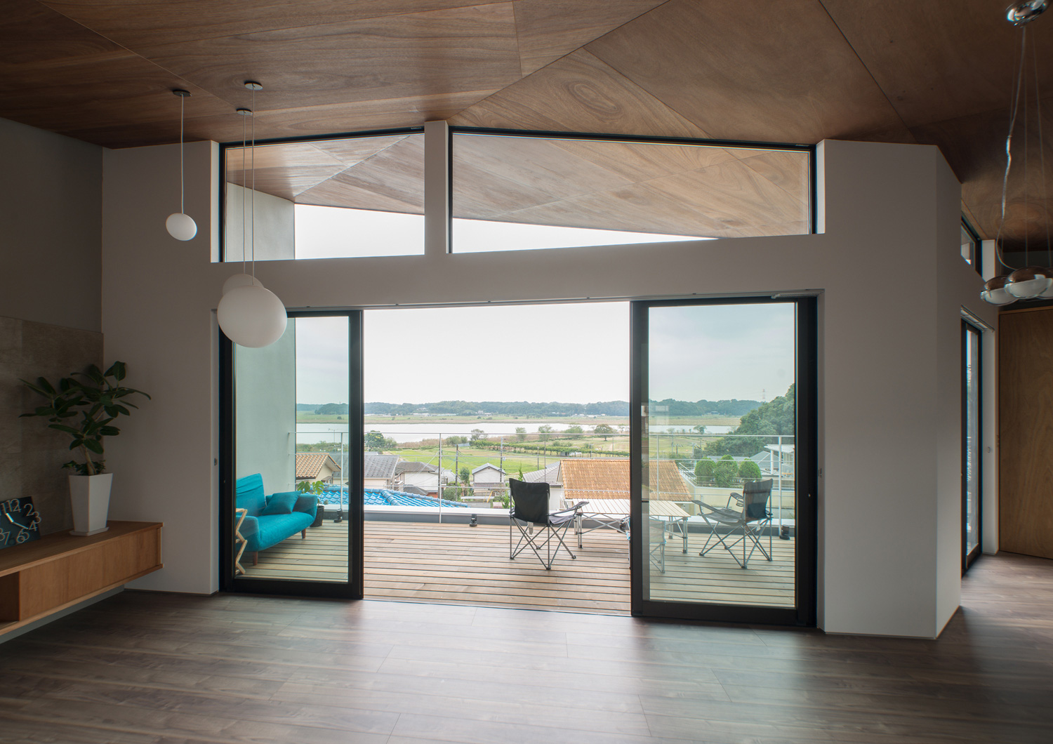 天井近くまで窓が取り付けられた開放的なLDK・デザイン住宅 注文住宅・デザイン住宅建築実例_『CASE484 やまのいえ』_LDK