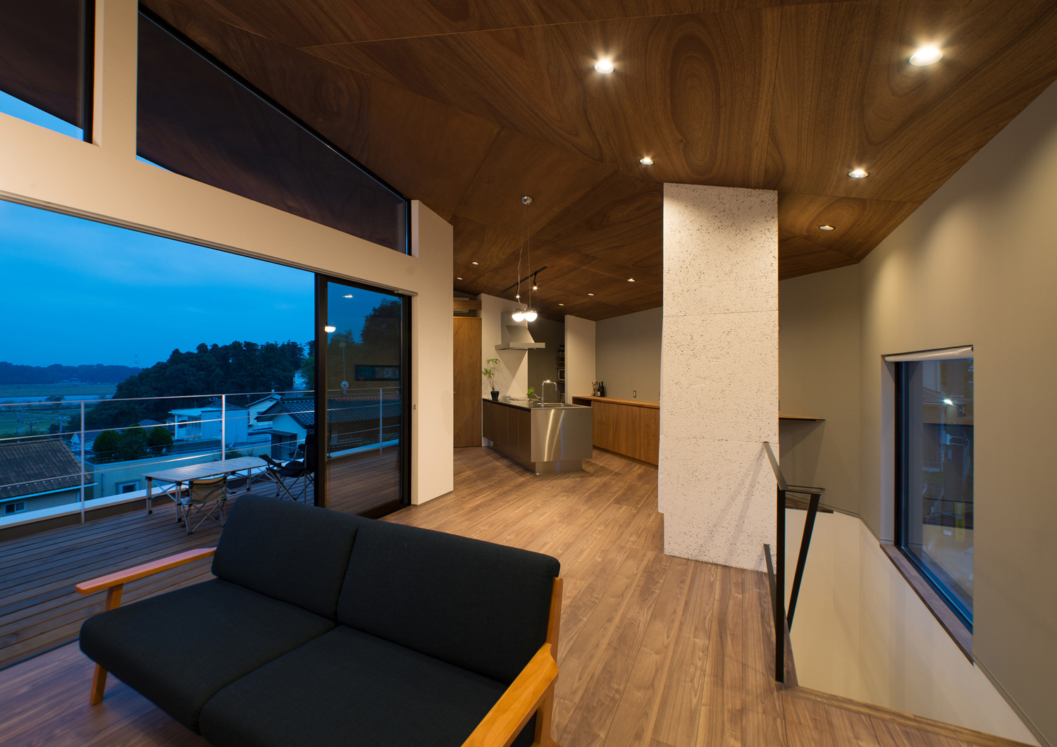 木目の天井にダウンライトが取り付けられたLDK・デザイン住宅 注文住宅・デザイン住宅建築実例_『CASE484 やまのいえ』_LDK