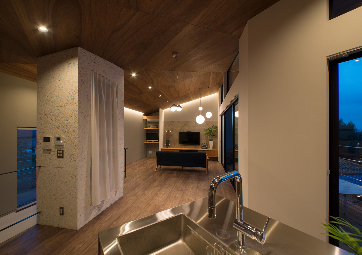 木目の天井に間接照明やダウンライトを取り付けた落ち着きのあるLDK・デザイン住宅 注文住宅・デザイン住宅建築実例_『CASE484 やまのいえ』_LDK