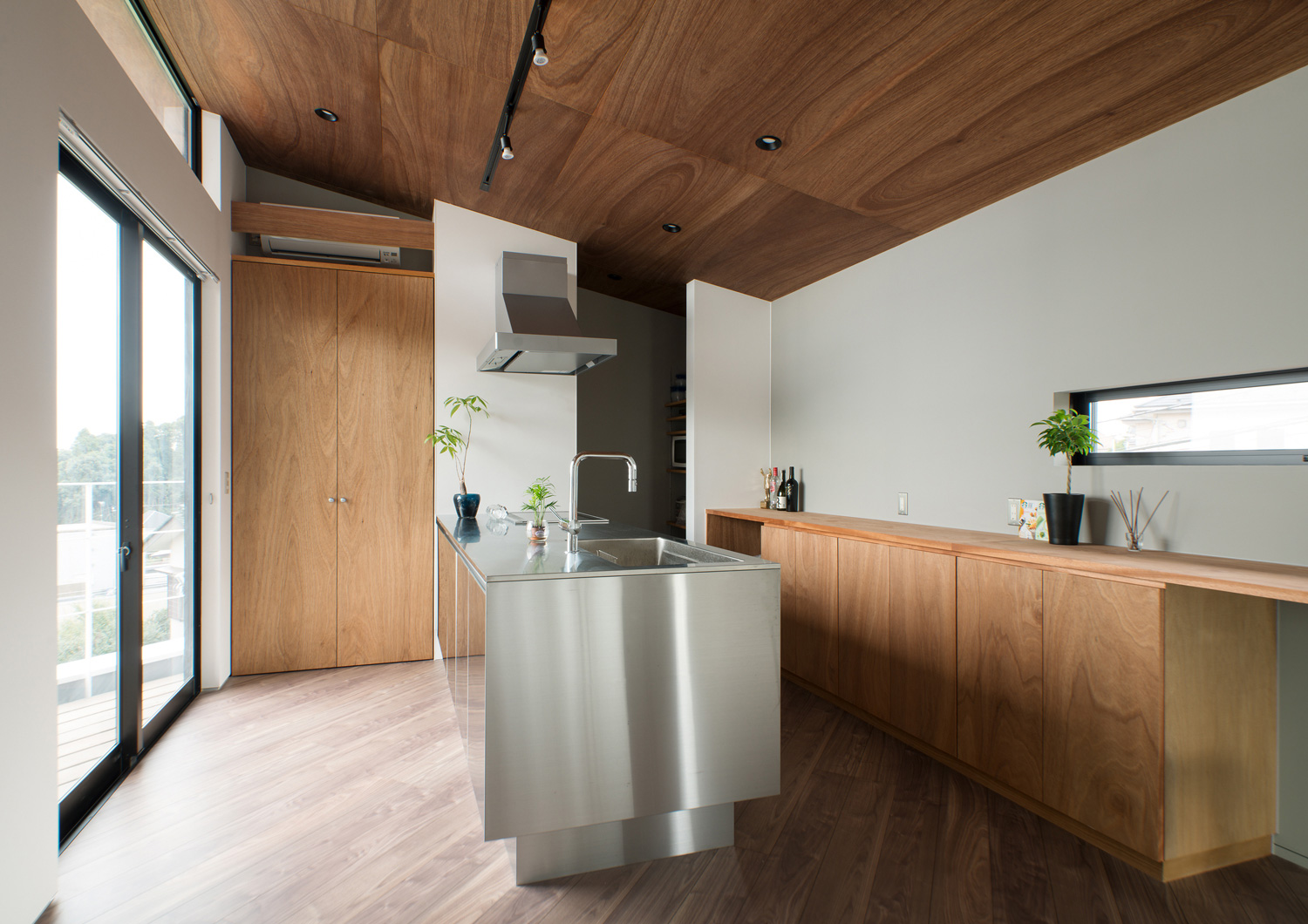 ステンレスのキッチンがある木目の天井の落ち着きのあるLDK・デザイン住宅 注文住宅・デザイン住宅建築実例_『CASE484 やまのいえ』_キッチン
