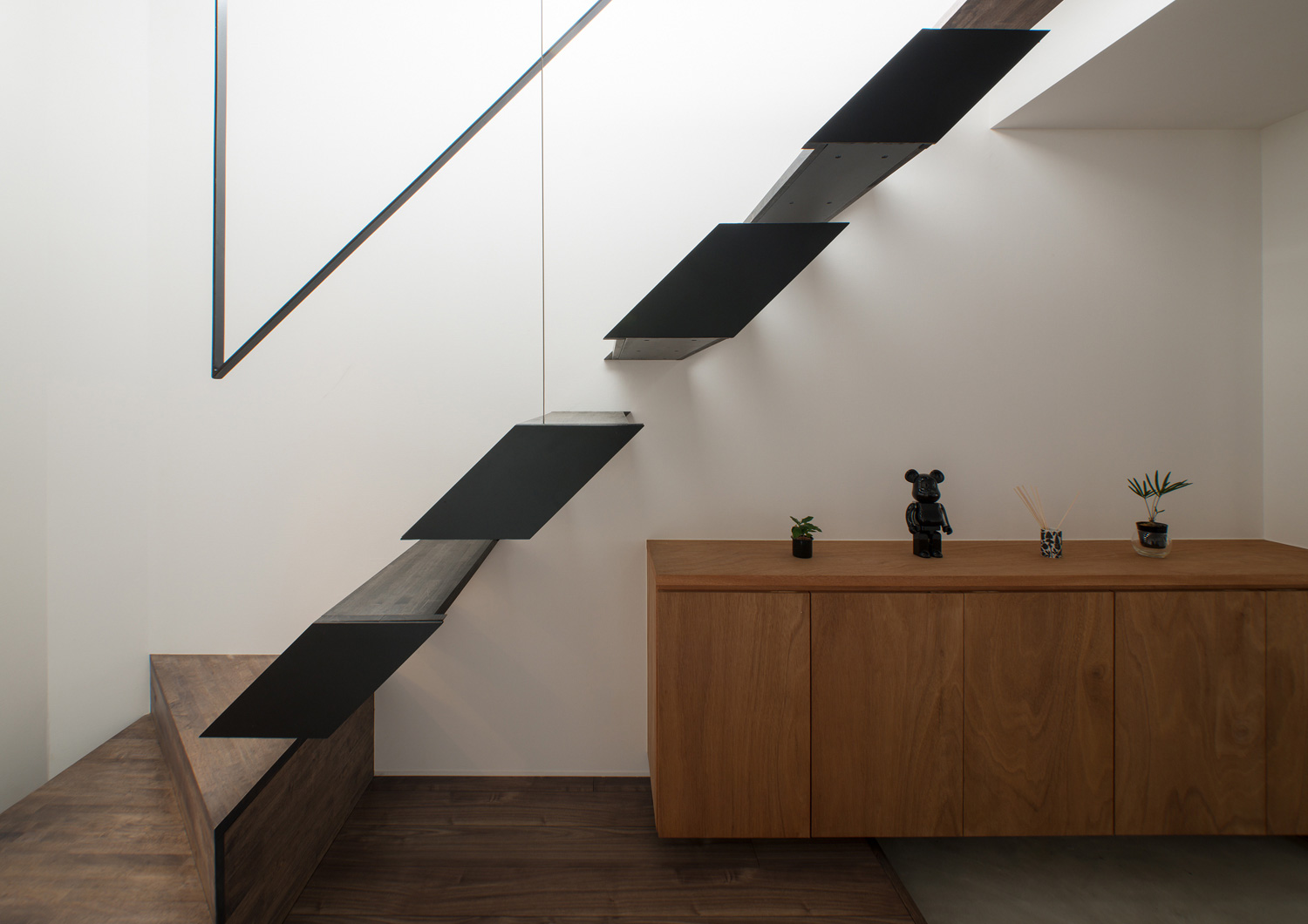 ワイヤーで吊るされた階段や木のシューズボックスがあるおしゃれな玄関・デザイン住宅 注文住宅・デザイン住宅建築実例_『CASE484 やまのいえ』_階段