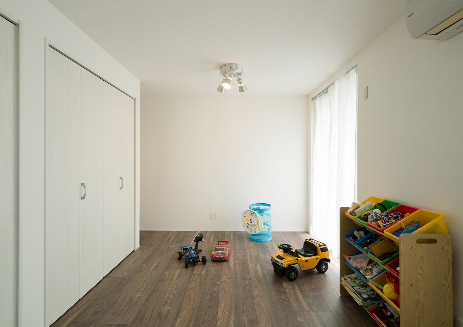 窓から光が入る明るい子供部屋・デザイン住宅 注文住宅・デザイン住宅建築実例_『CASE484 やまのいえ』_子供部屋