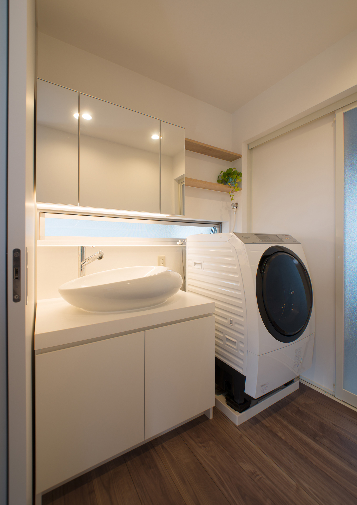 間接照明を取り付けた清潔感のあるシンプルな洗面所・デザイン住宅 注文住宅・デザイン住宅建築実例_『CASE484 やまのいえ』_浴室・洗面所