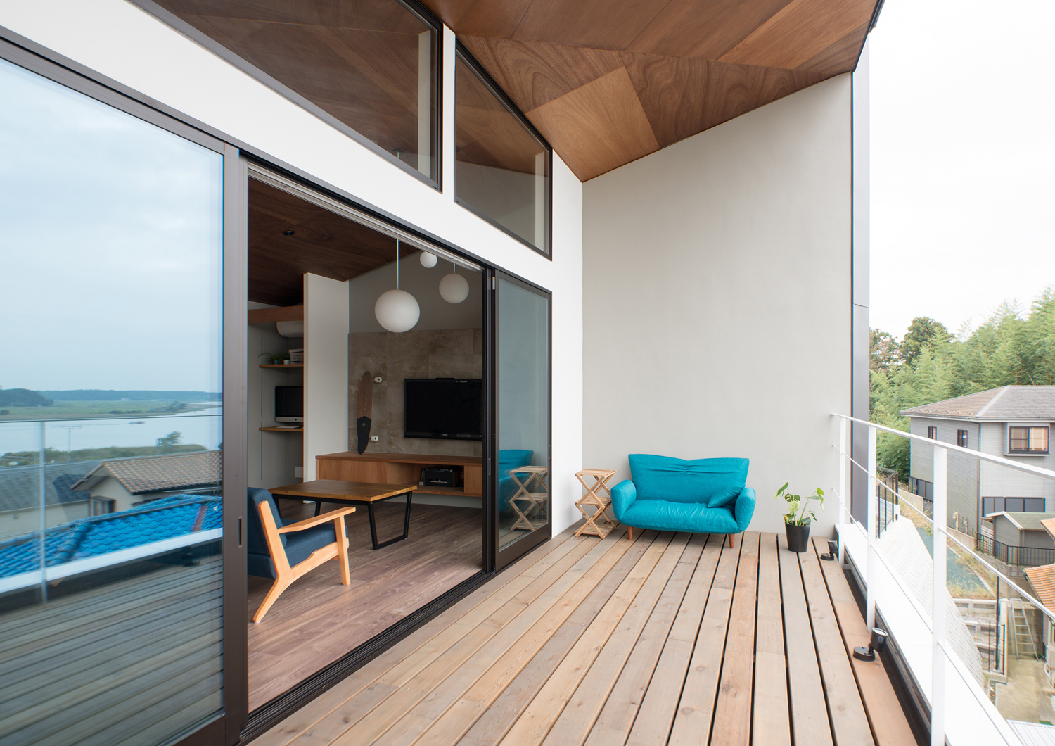 ソファーが置かれたウッドデッキのバルコニー・デザイン住宅 注文住宅・デザイン住宅建築実例_『CASE484 やまのいえ』_テラス・バルコニー
