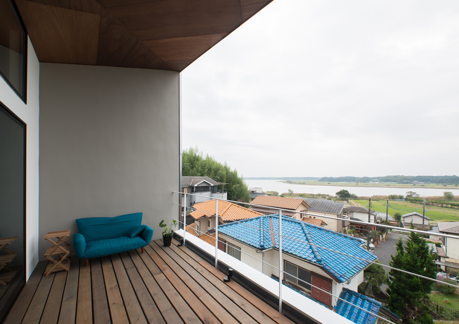 木目の軒天井がある開放的で眺めの良いバルコニー・デザイン住宅 注文住宅・デザイン住宅建築実例_『CASE484 やまのいえ』_テラス・バルコニー