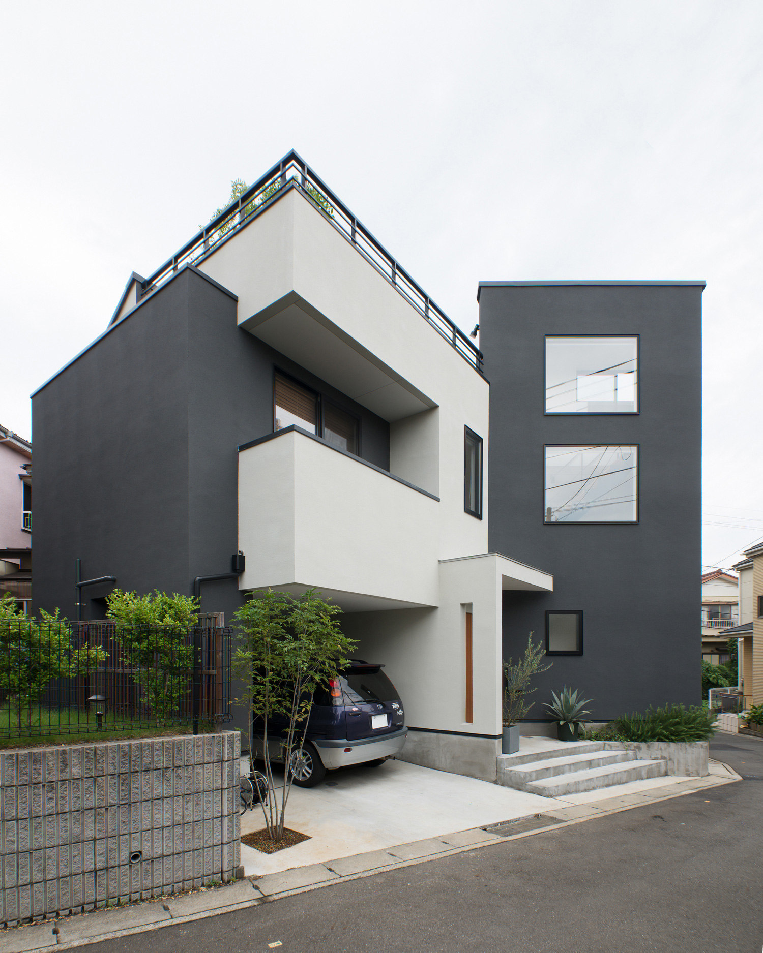 3階建てのフラットルーフの家の外観