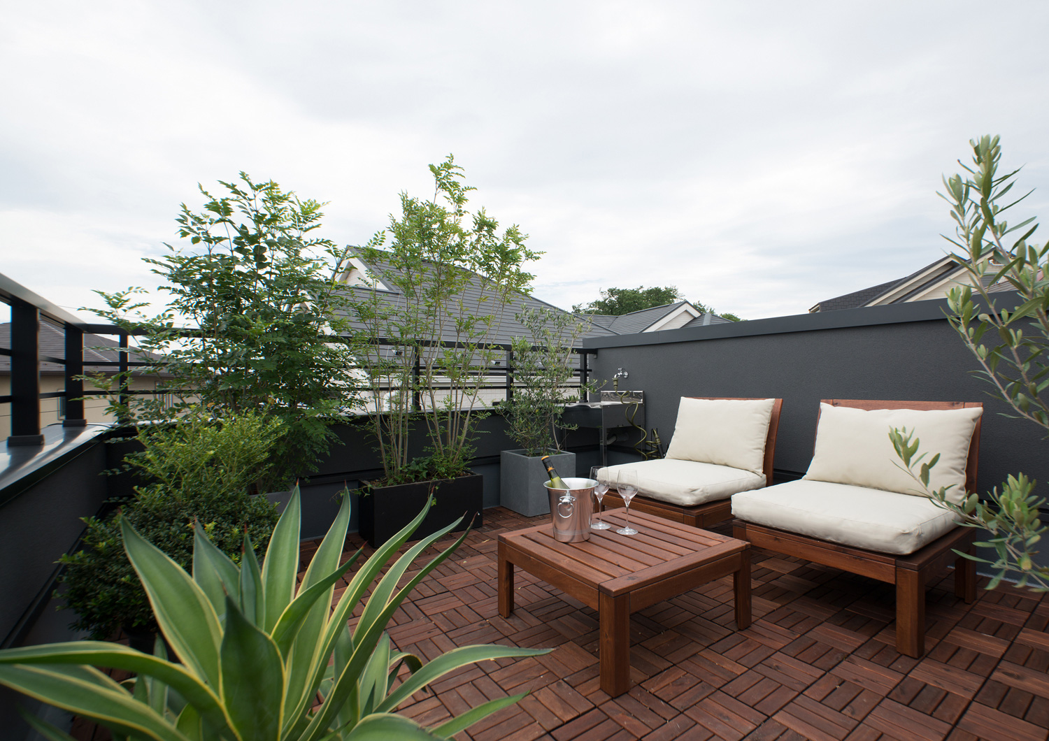 開放的で緑豊かなルーフトップ