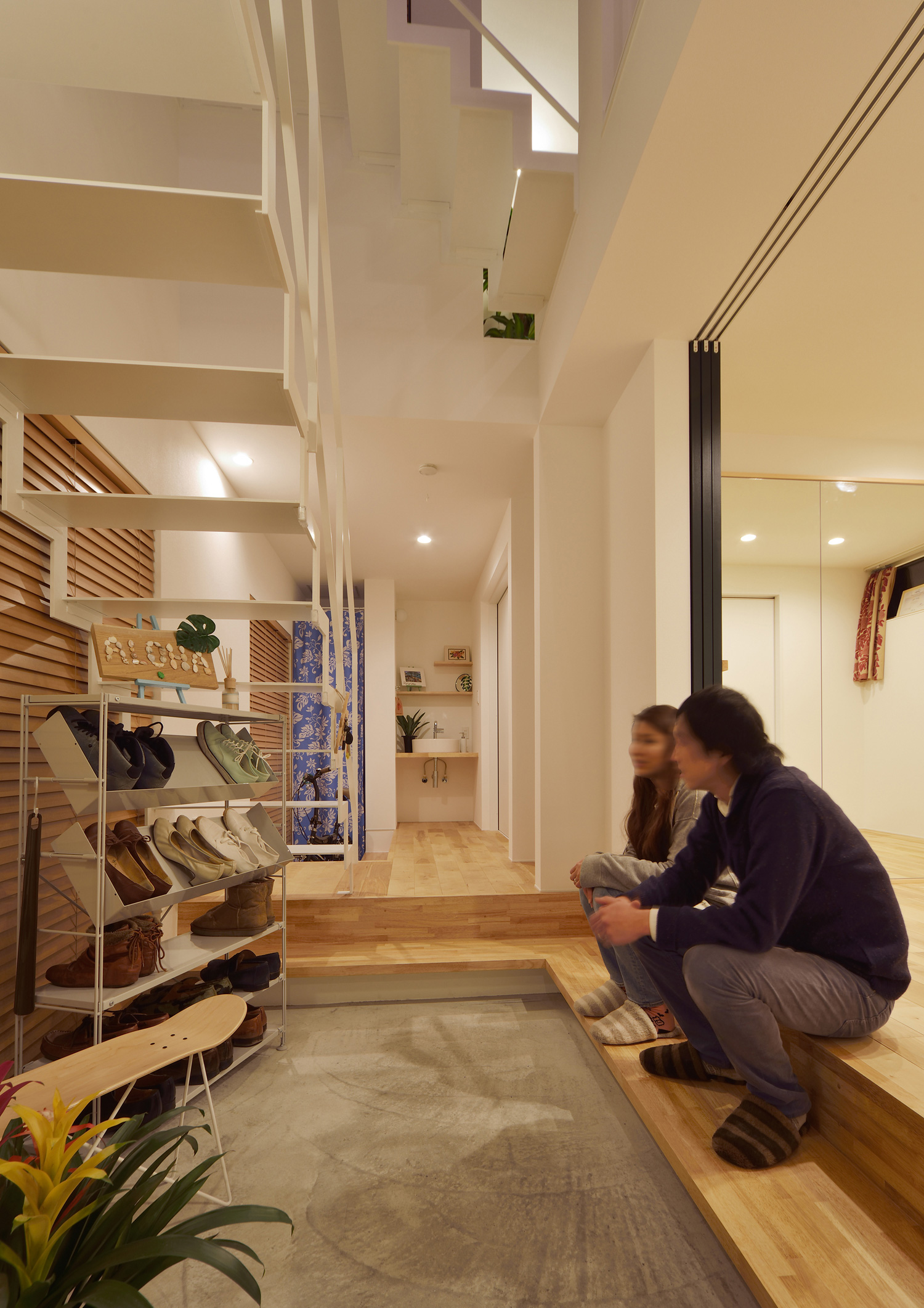 シューズラックが置かれた土間玄関・デザイン住宅 注文住宅・デザイン住宅建築実例_『CASE489 Alohaにあふれる家』_玄関