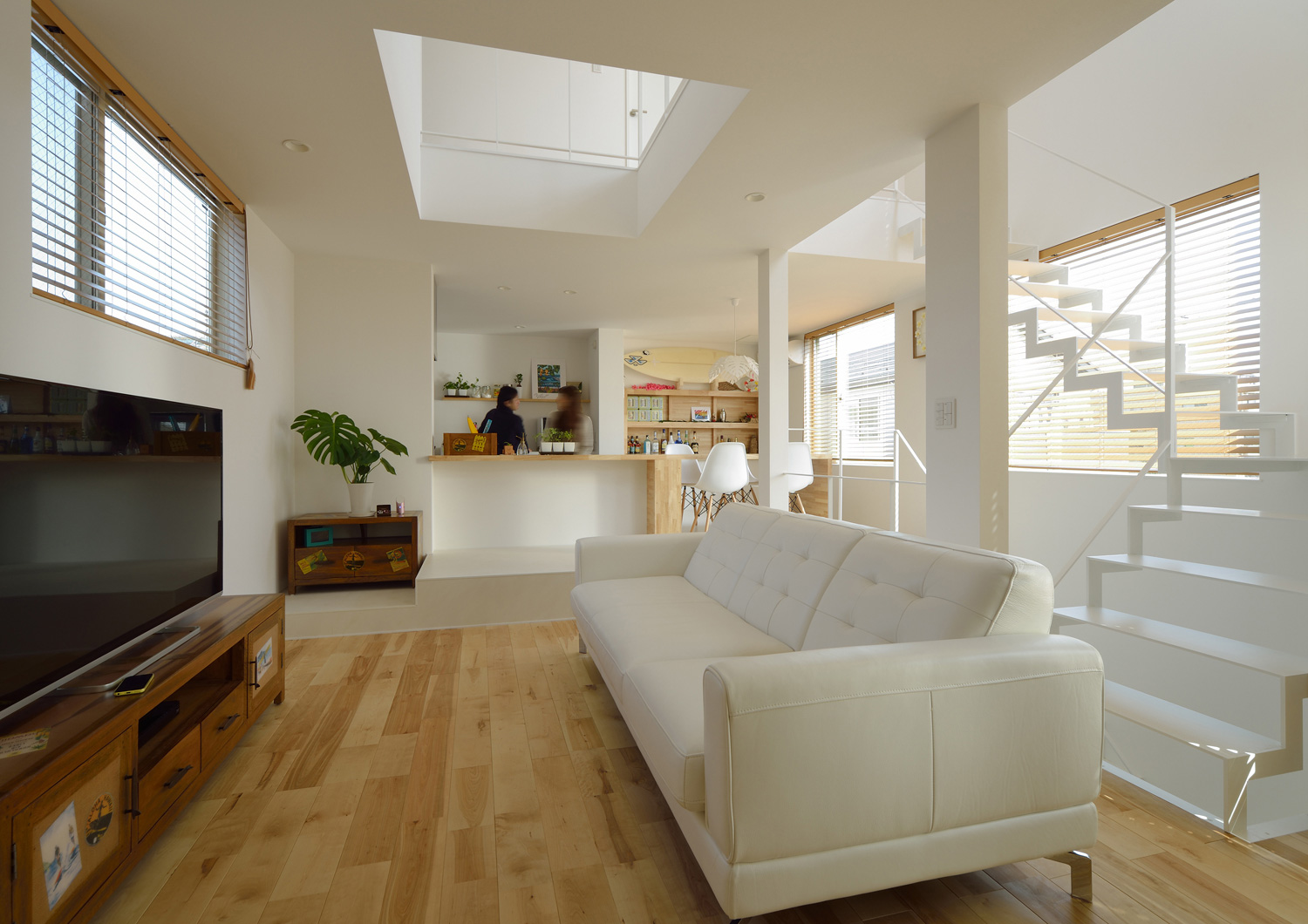 吹き抜けを設けて白でまとめた明るいLDK・デザイン住宅 注文住宅・デザイン住宅建築実例_『CASE489 Alohaにあふれる家』_LDK