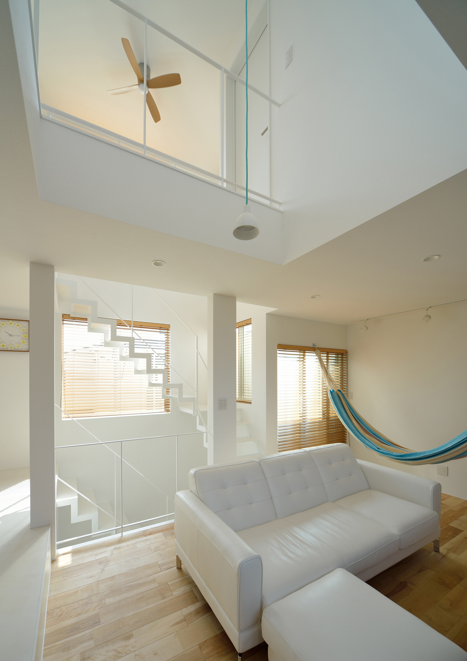 インテリアを白で統一した吹き抜けのあるLDK・デザイン住宅 注文住宅・デザイン住宅建築実例_『CASE489 Alohaにあふれる家』_LDK