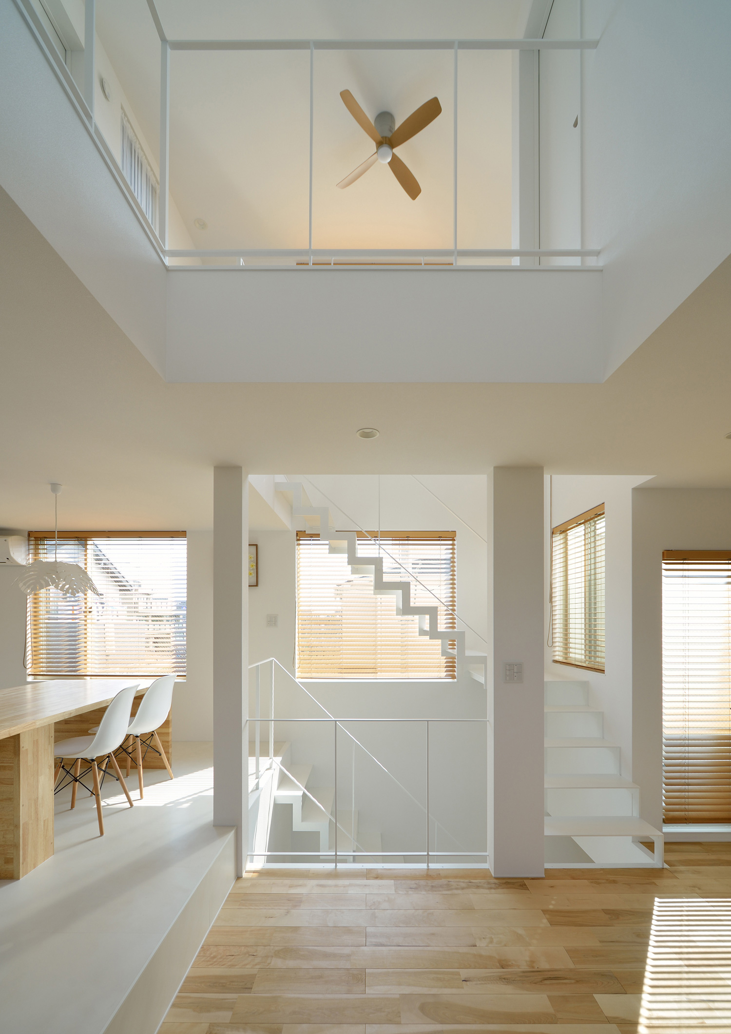 大きな窓や吹き抜けがある開放的なLDK・デザイン住宅 注文住宅・デザイン住宅建築実例_『CASE489 Alohaにあふれる家』_LDK