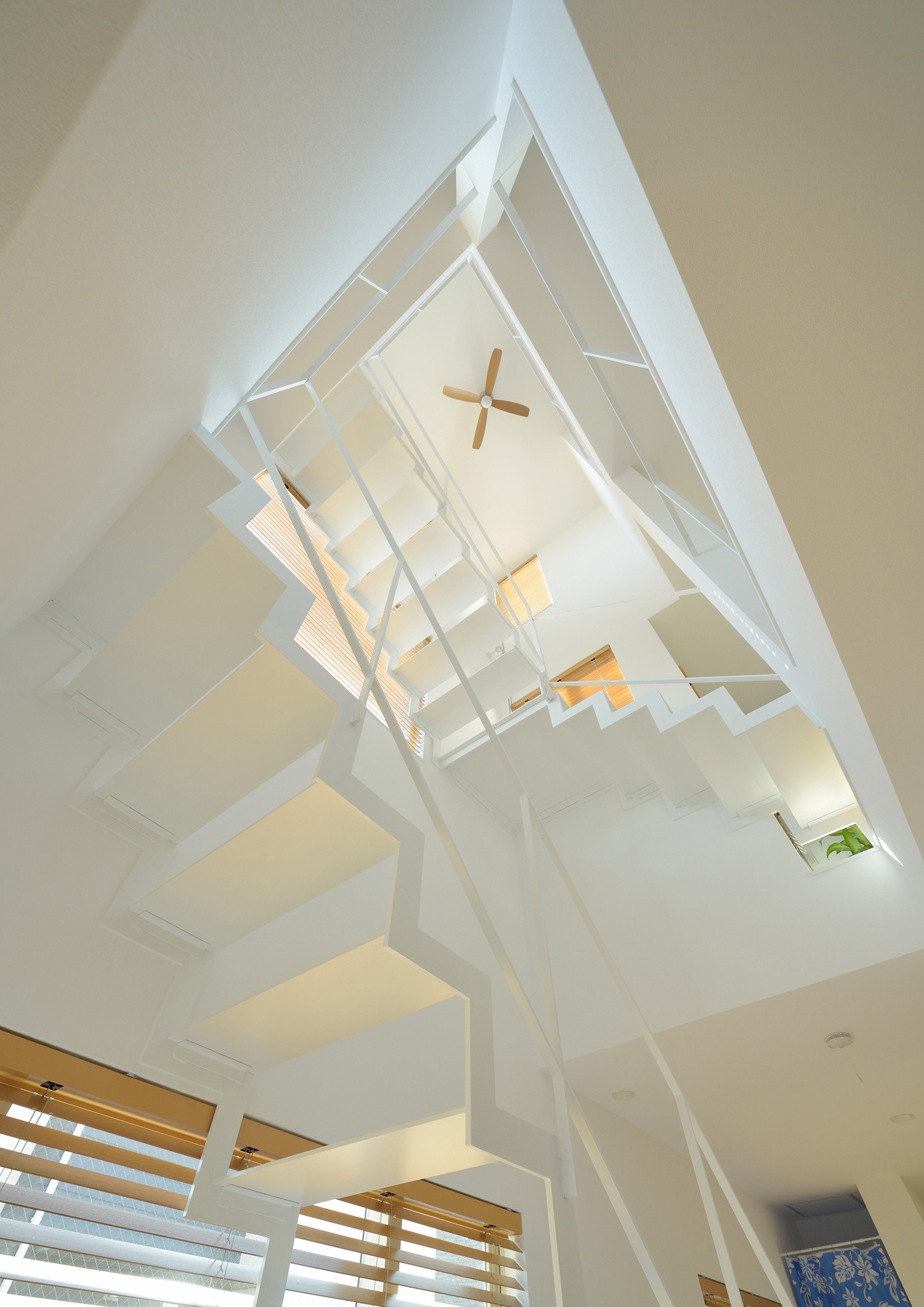 吹き抜けになった白い金属製のスケルトン階段・デザイン住宅 注文住宅・デザイン住宅建築実例_『CASE489 Alohaにあふれる家』_階段