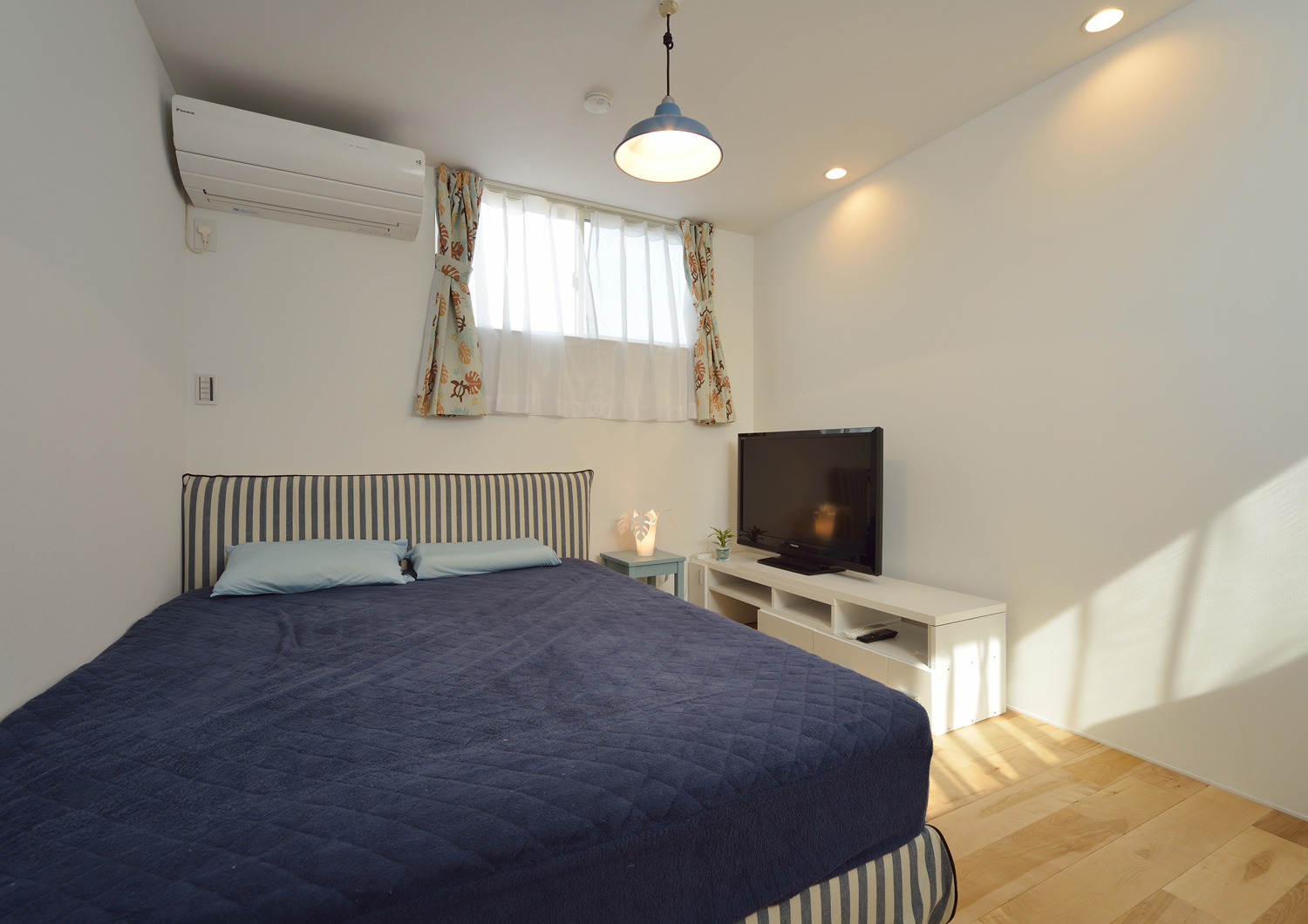 小窓から光が入るシンプルで明るいテレビ付きの寝室・デザイン住宅 注文住宅・デザイン住宅建築実例_『CASE489 Alohaにあふれる家』_寝室
