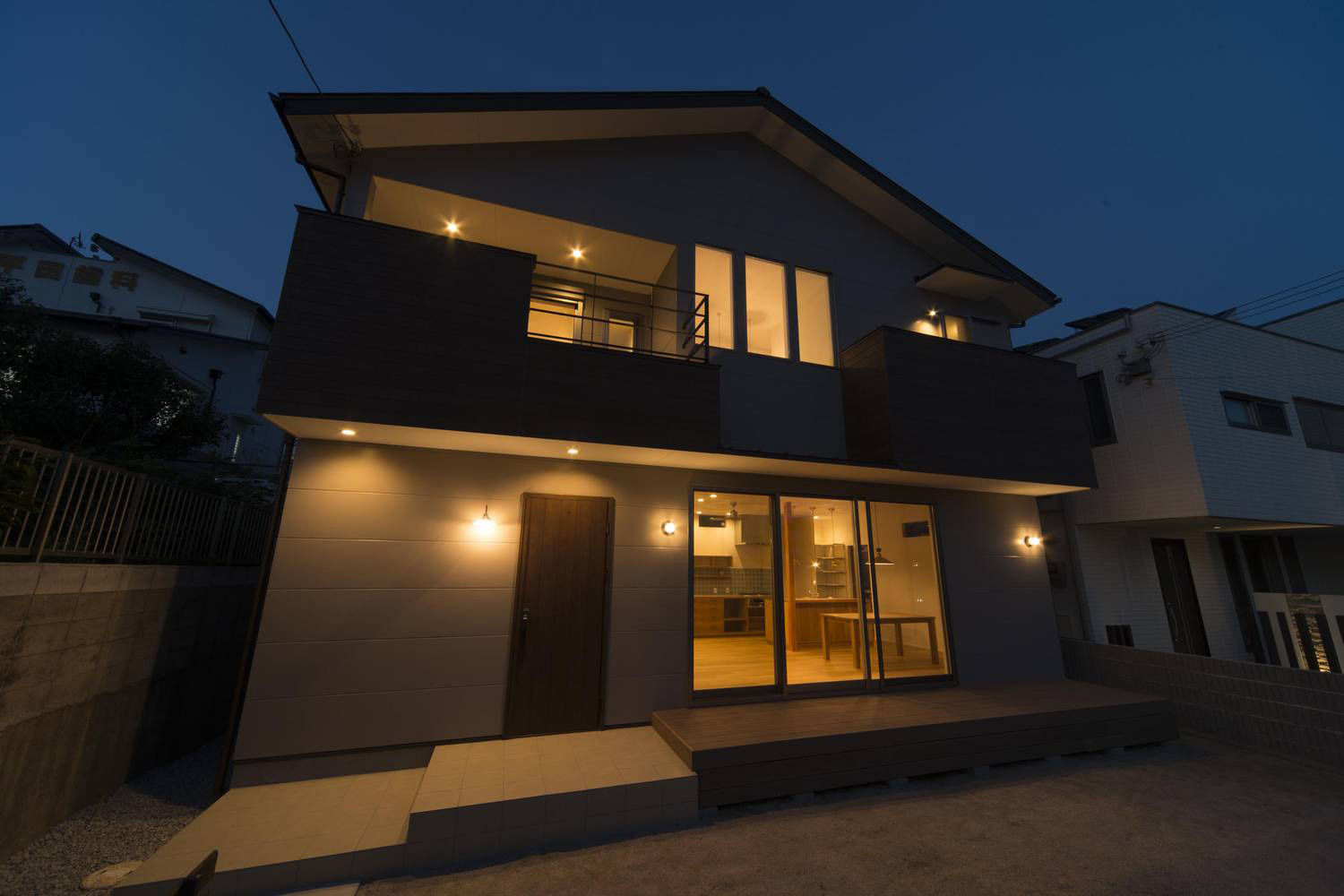 外壁に照明を取り付けたテラスのある家・デザイン住宅 注文住宅・デザイン住宅建築実例_『CASE490 自然の家』_外観