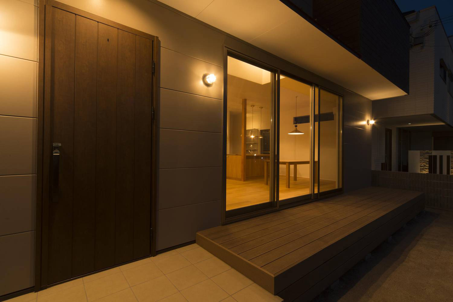 テラスに面した大きな窓からLDKが見える家・デザイン住宅 注文住宅・デザイン住宅建築実例_『CASE490 自然の家』_外観