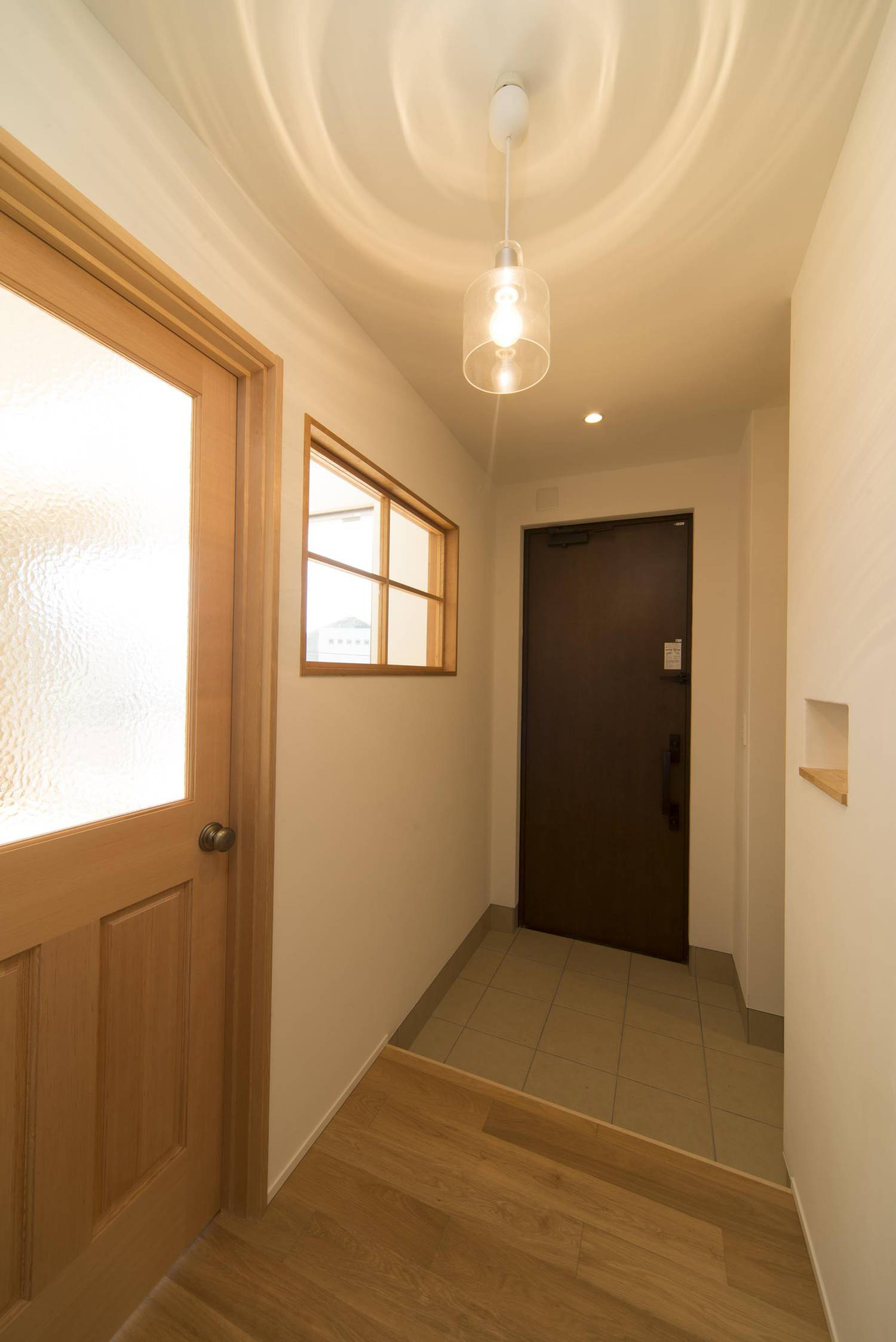 木の枠の室内窓がある可愛らしいデザインの玄関・デザイン住宅 注文住宅・デザイン住宅建築実例_『CASE490 自然の家』_玄関