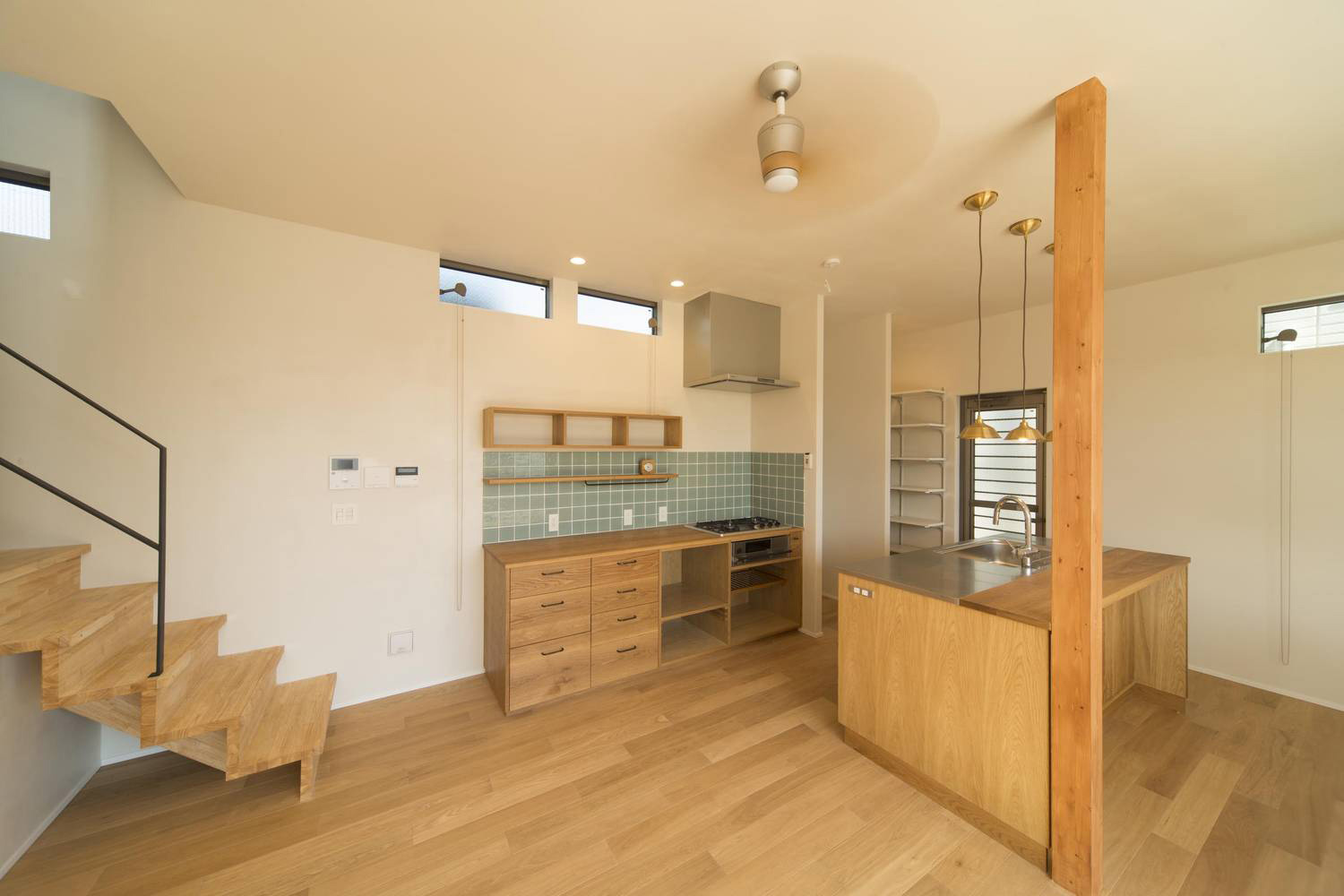 木のカウンターキッチンや木のカップボードがある温かみのあるLDK・デザイン住宅 注文住宅・デザイン住宅建築実例_『CASE490 自然の家』_LDK