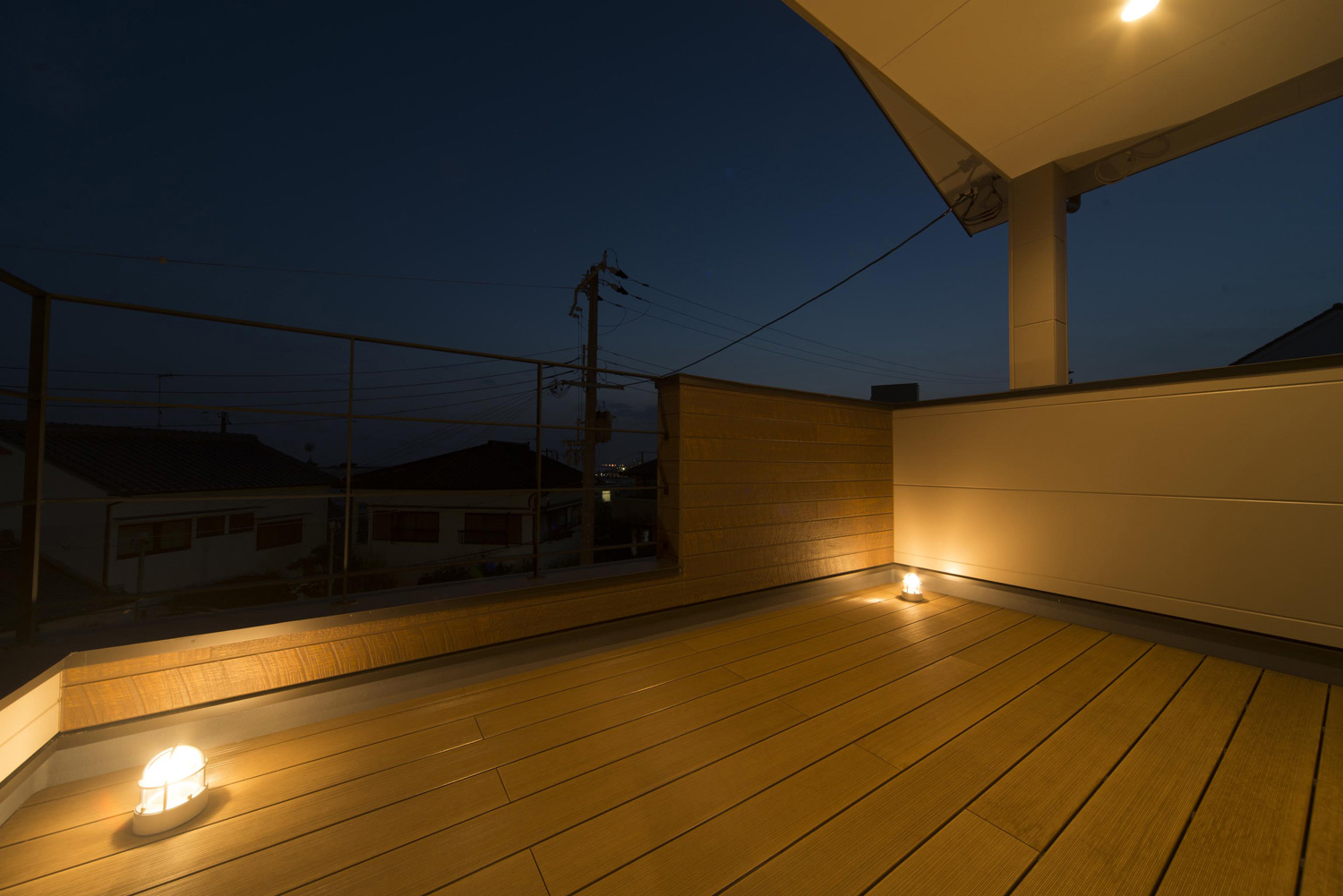 床に間接照明を取り付けたウッドデッキのバルコニー・デザイン住宅 注文住宅・デザイン住宅建築実例_『CASE490 自然の家』_テラス・バルコニー