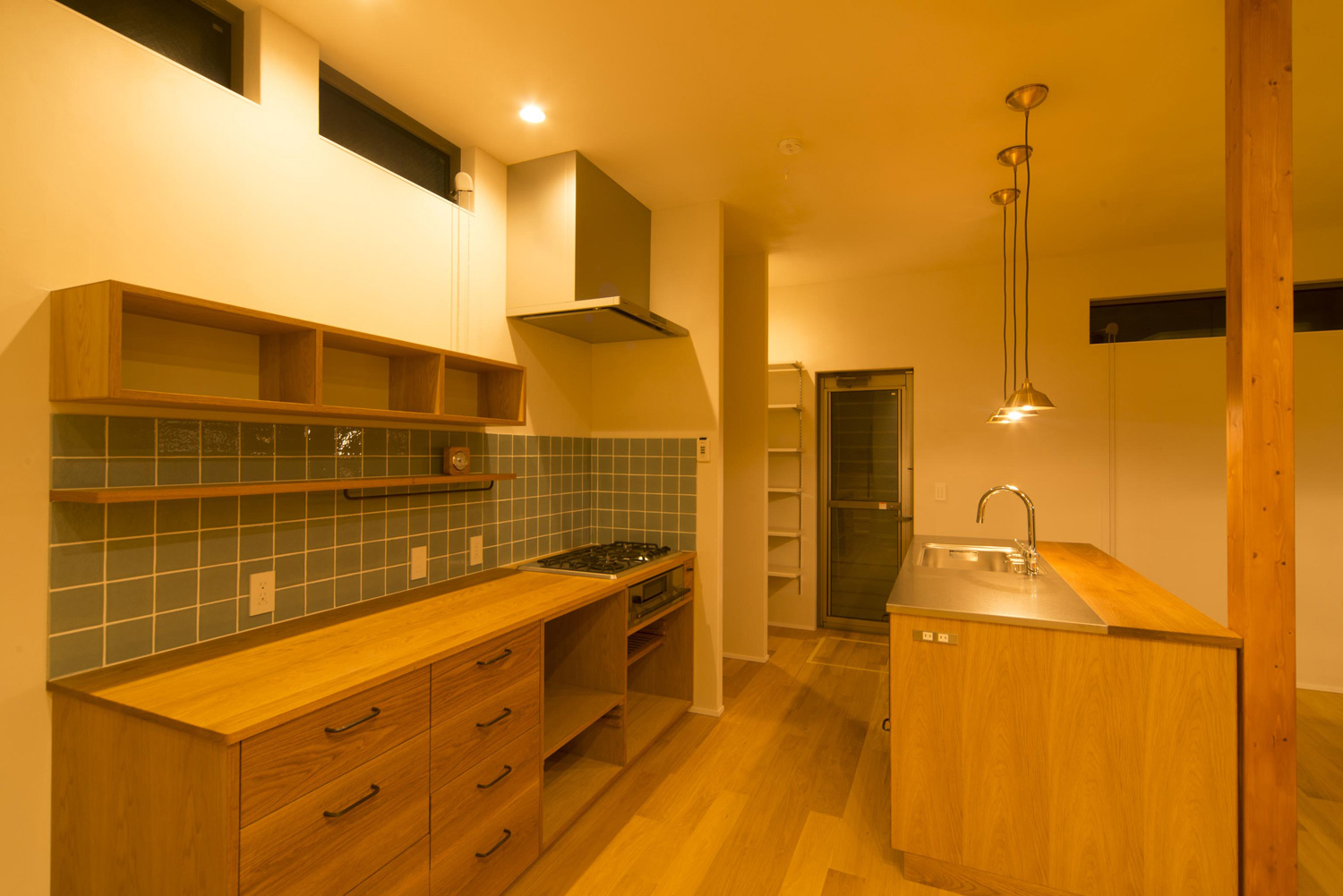 木のインテリアでまとめたⅡ型キッチン・デザイン住宅 注文住宅・デザイン住宅建築実例_『CASE490 自然の家』_キッチン