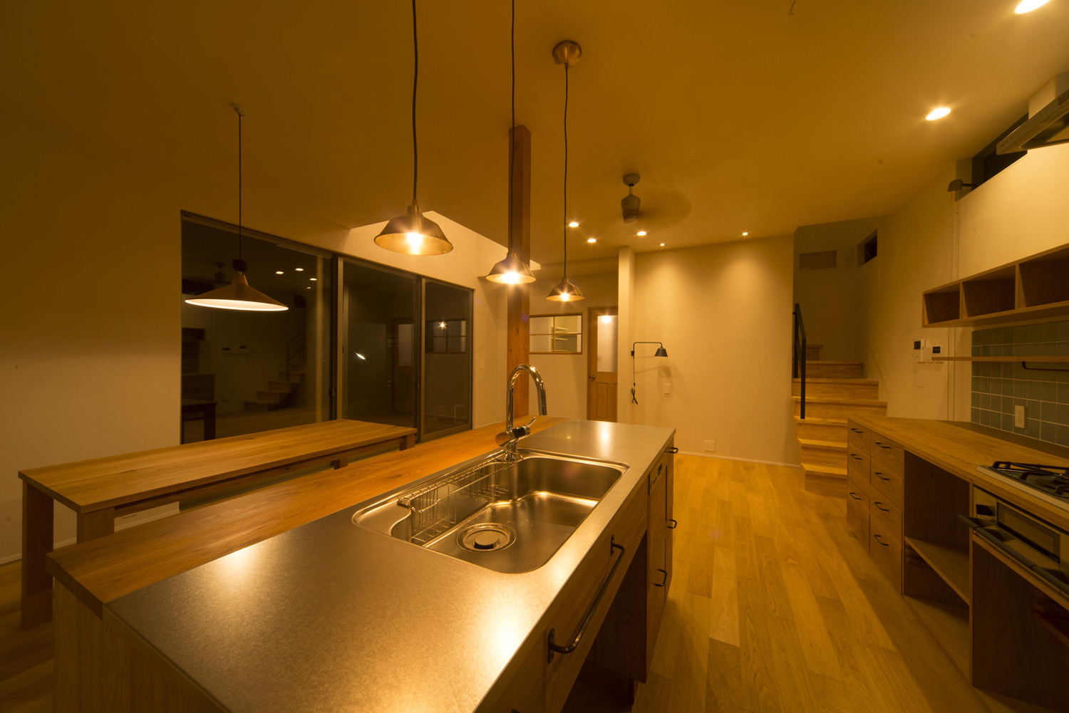 カウンター付きのステンレスのキッチンにペンダントライトを取り付けたデザイン・デザイン住宅 注文住宅・デザイン住宅建築実例_『CASE490 自然の家』_キッチン