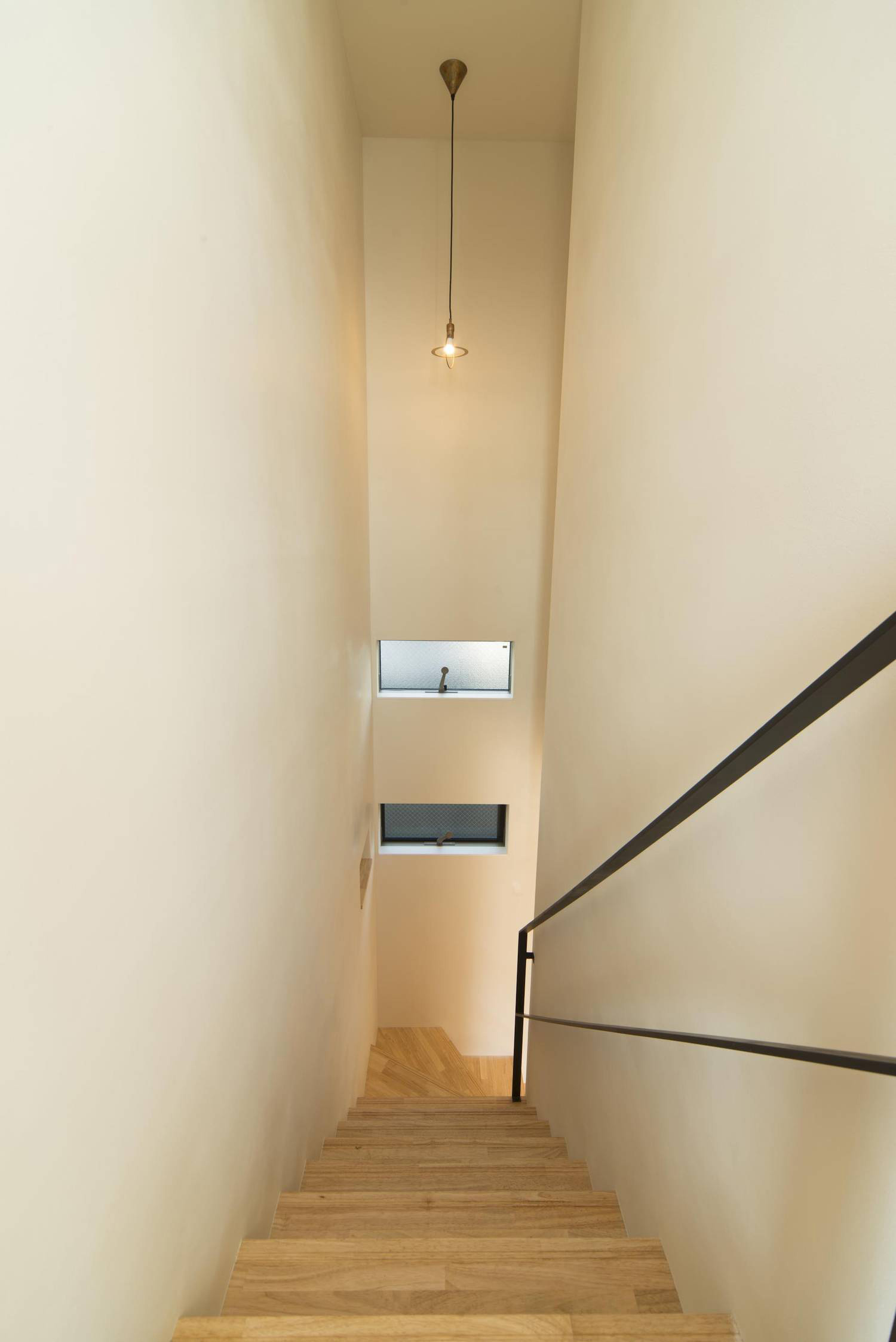 ペンダントライトを取り付けた木の箱型階段・デザイン住宅 注文住宅・デザイン住宅建築実例_『CASE490 自然の家』_階段