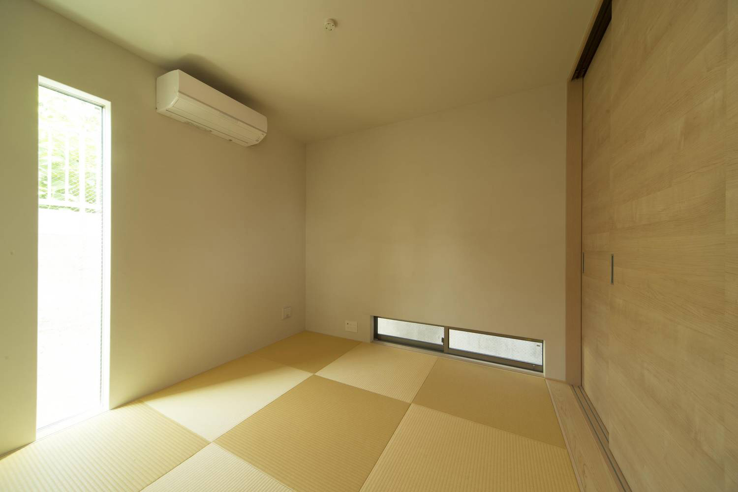 地窓やスリット窓を取りつけたシンプルでモダンな和室・デザイン住宅 注文住宅・デザイン住宅建築実例_『CASE490 自然の家』_和室