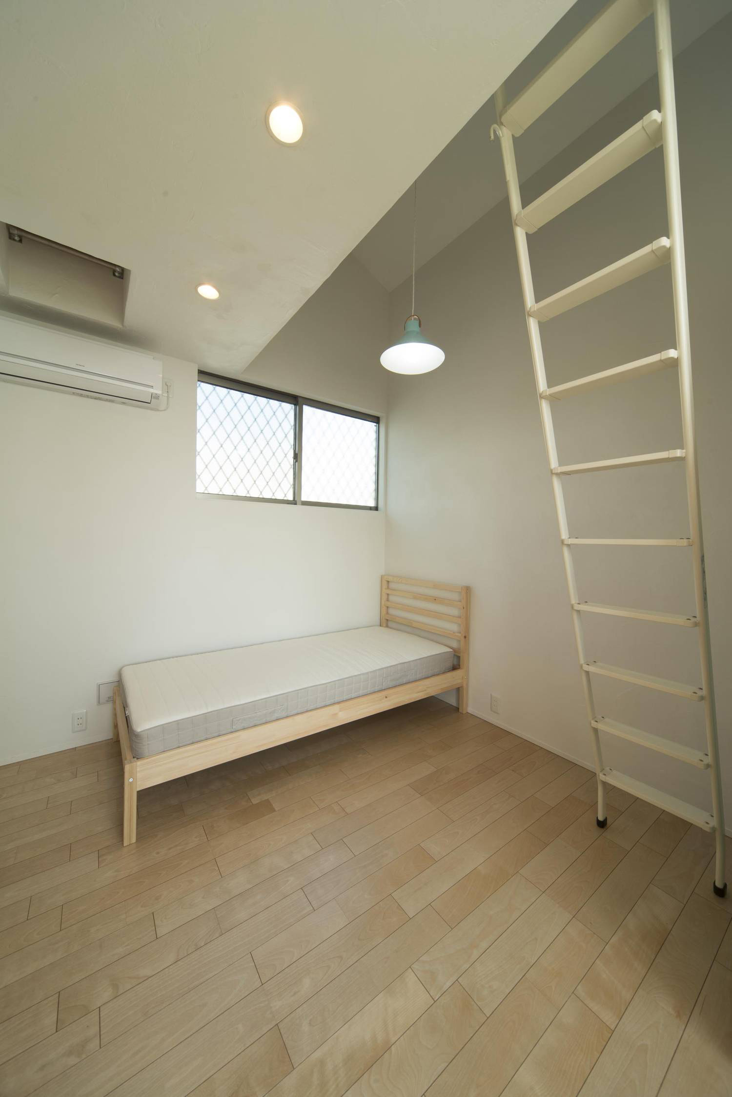 ロフトのあるシンプルな寝室・デザイン住宅 注文住宅・デザイン住宅建築実例_『CASE490 自然の家』_寝室