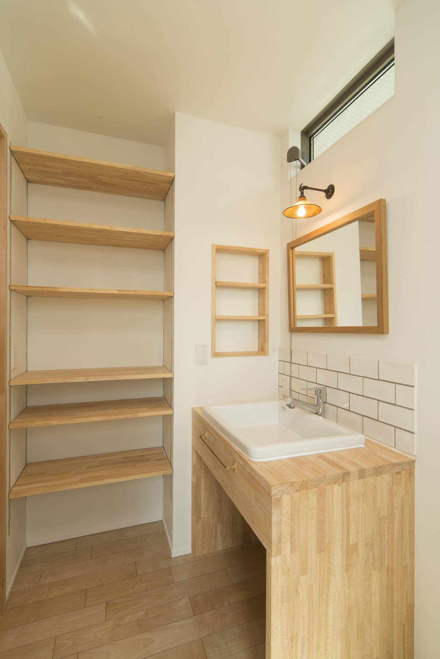 造作の木製の収納棚や洗面台があるナチュラルな洗面所・デザイン住宅 注文住宅・デザイン住宅建築実例_『CASE490 自然の家』_浴室・洗面所